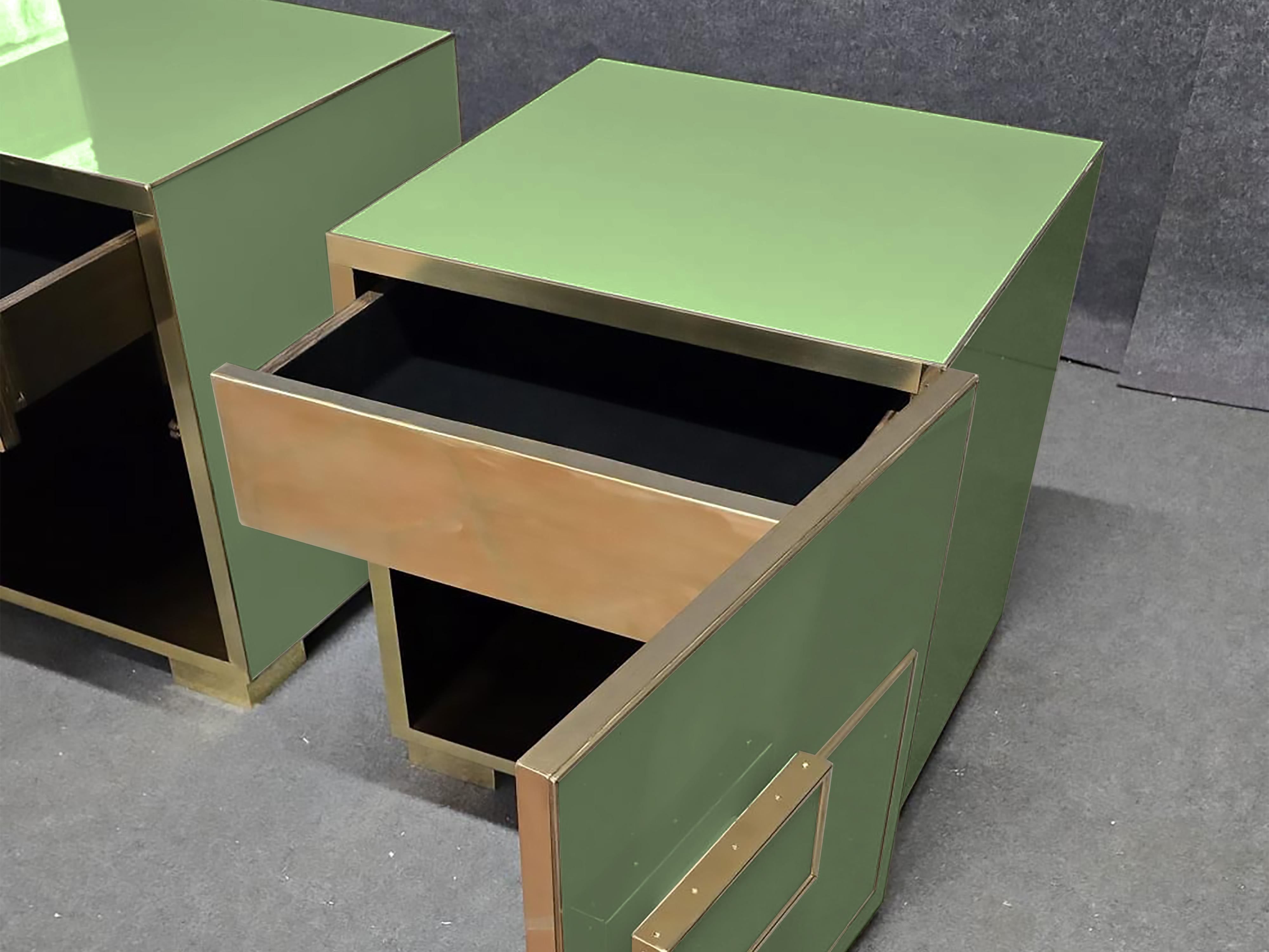Contemporain Pair of Italian Art Deco Nightstands in Glossy Green Glass with Brass Trim en vente