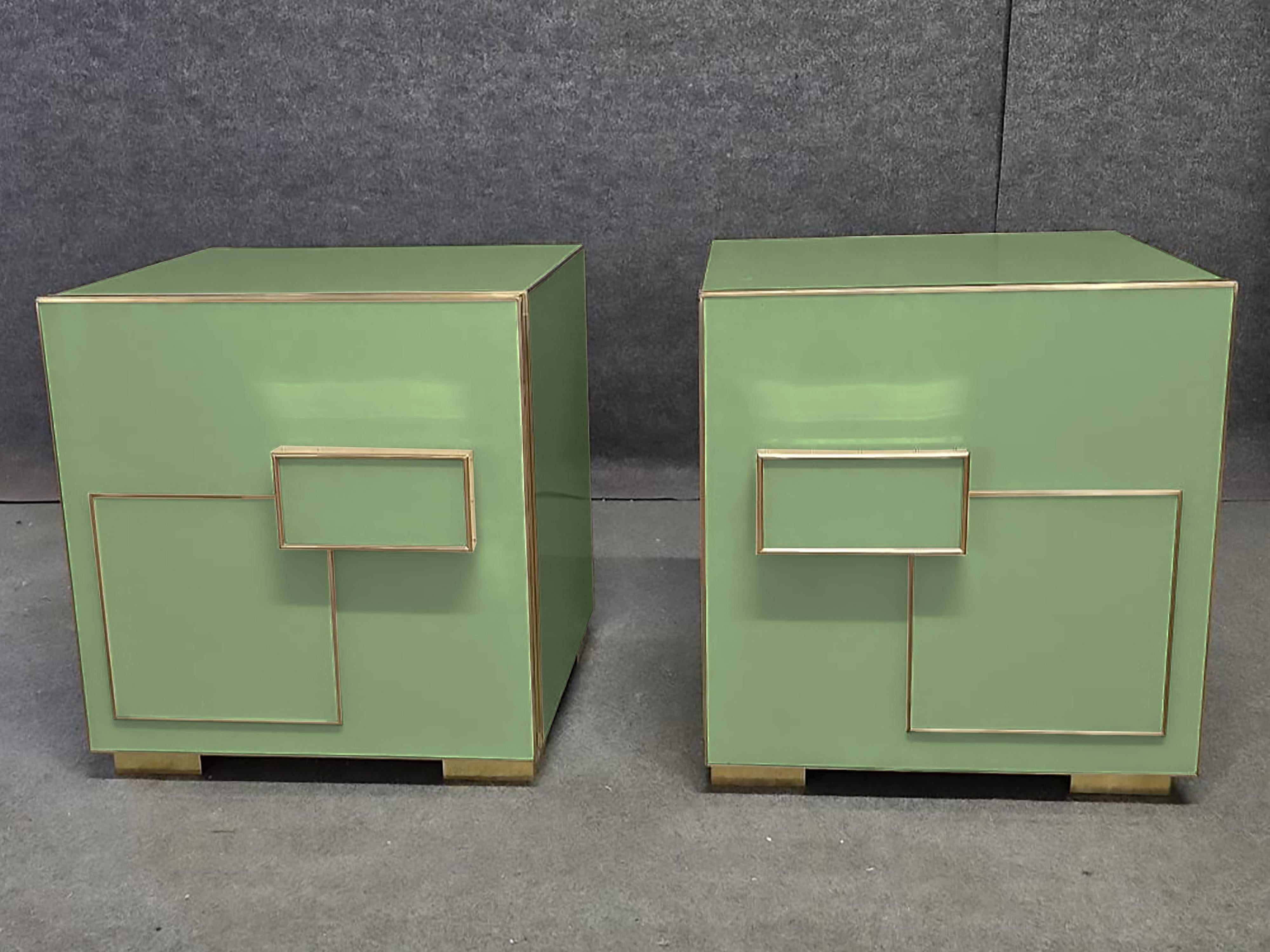 Laiton Pair of Italian Art Deco Nightstands in Glossy Green Glass with Brass Trim en vente
