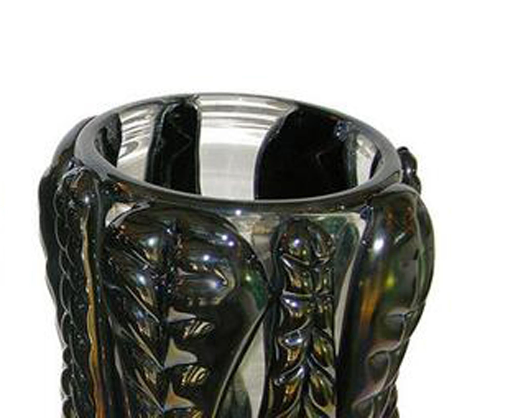 Este par de jarrones italianos es de cristal de Murano soplado transparente decorado con hojas negras en relieve trabajadas a mano, están hábilmente realzados con una iridiscencia muy especial que los hace preciosos y les confiere reflejos