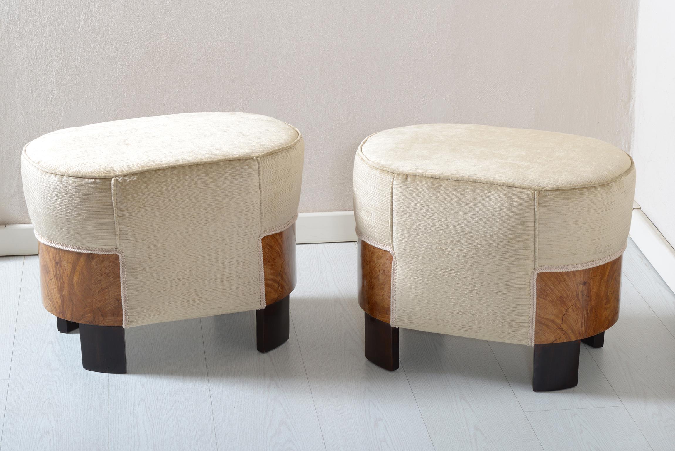 Pair of 1930 Art deco Italian oval stools with beautiful blond walnut burl, convex feet in ebonized walnut (black lacquered), covered with new beige cotton velvet fabric.
Manufacture Meroni and Fossati Italia, 1930s.
  