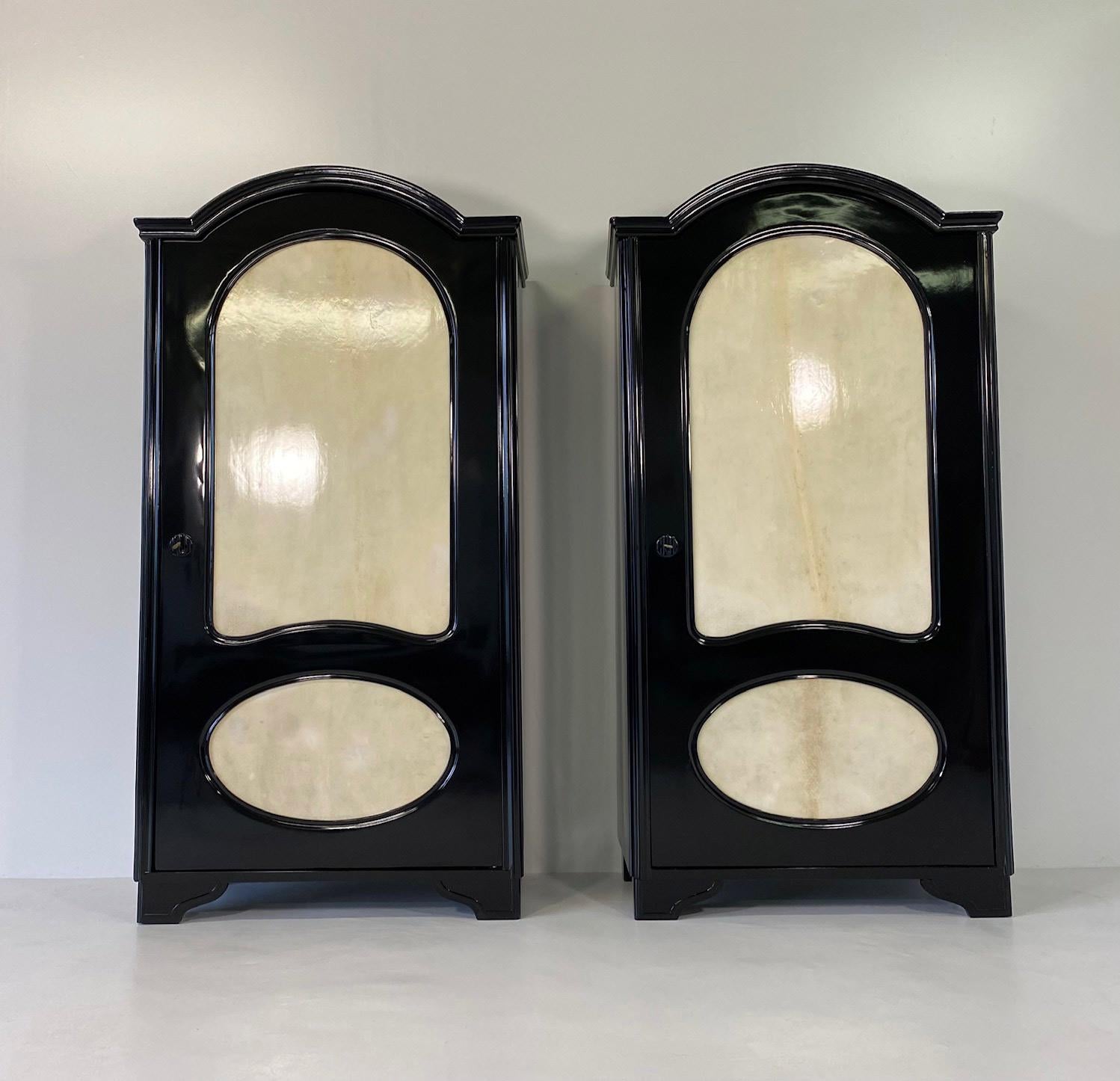 Pair of Italian Art Deco Parchment and Black Lacquer Twin Wardrobes, 1930s In Good Condition In Meda, MB