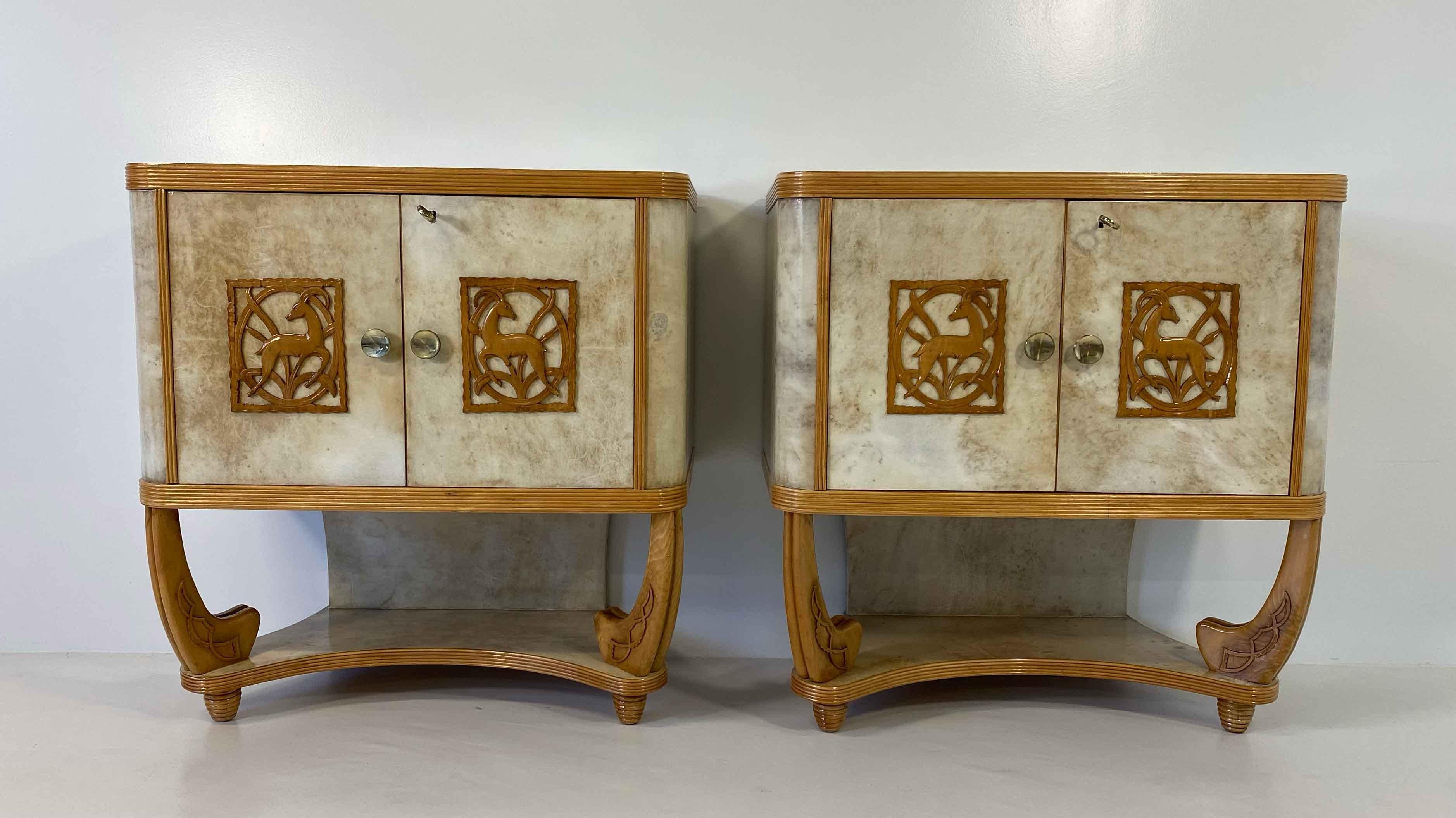 Questa coppia di armadi gemelli in stile Art Déco è stata prodotta in Italia, più precisamente a Torino, da Pierluigi colli negli anni Trenta. 
La parte superiore, lo sfondo della base, le porte e i laterali sono in pergamena pregiata, incorniciata