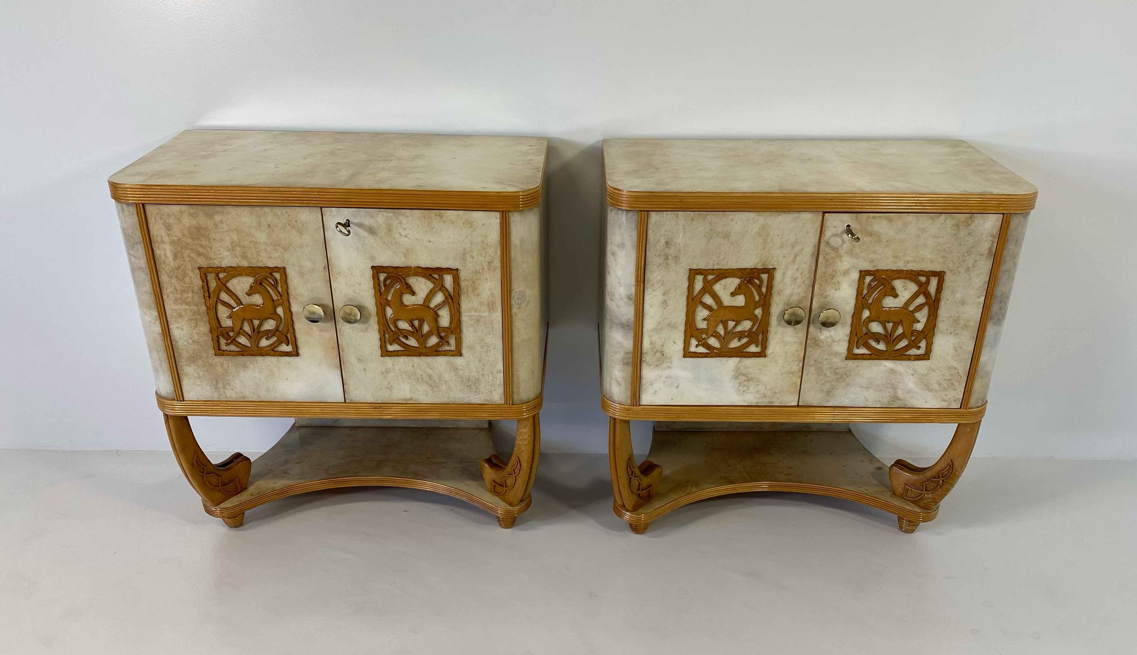 Italiano Coppia di armadietti gemelli in acero e pergamena in stile Art Déco italiano, 1930 Attr. to Colli in vendita