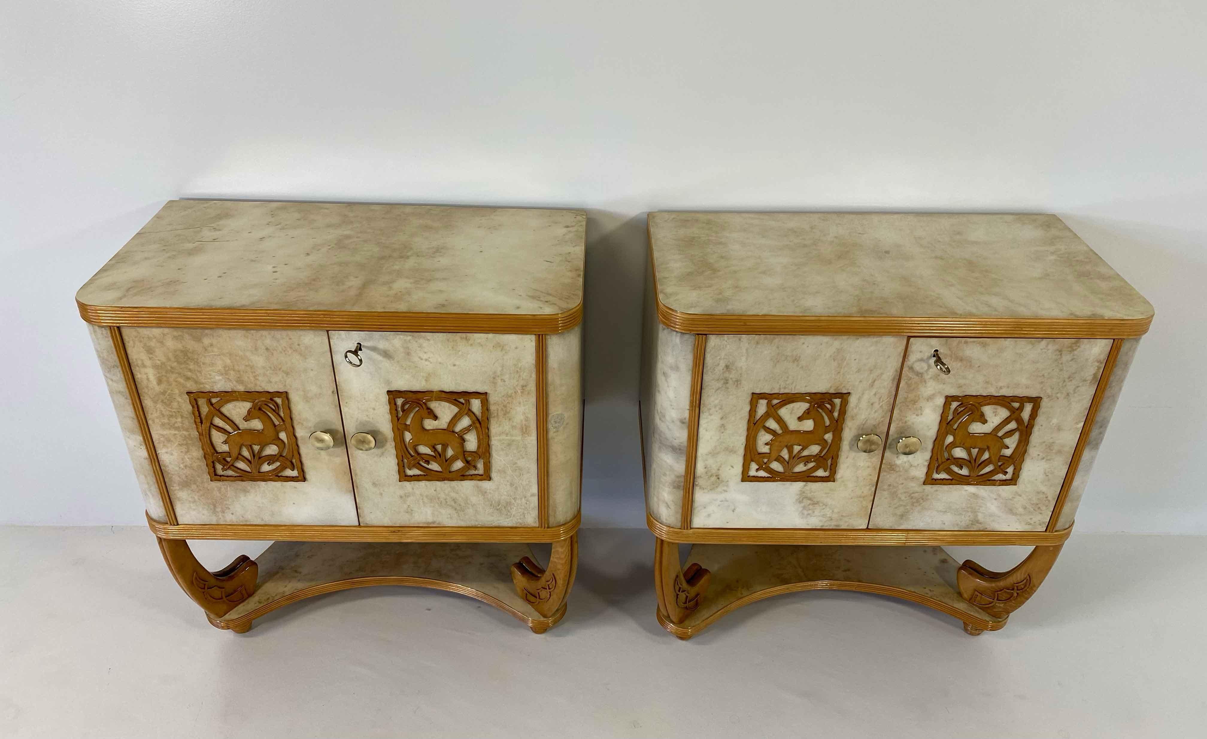 Coppia di armadietti gemelli in acero e pergamena in stile Art Déco italiano, 1930 Attr. to Colli In condizioni buone in vendita a Meda, MB