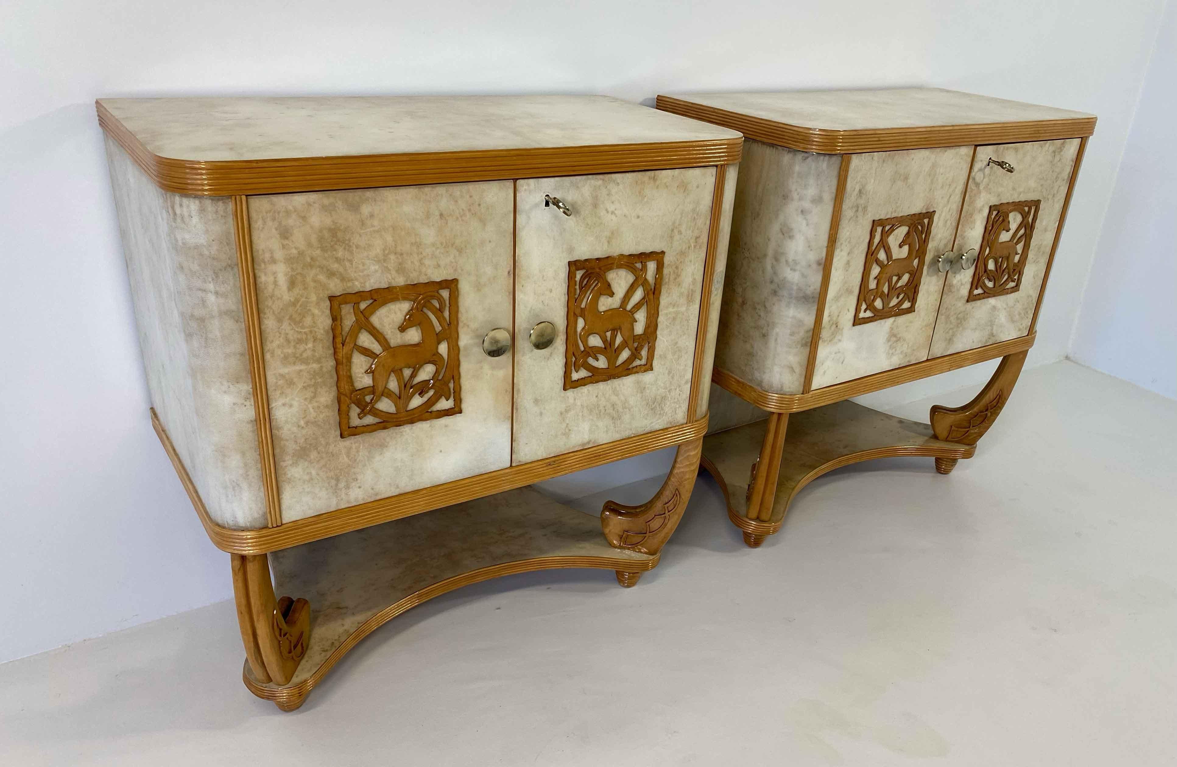 Metà XX secolo Coppia di armadietti gemelli in acero e pergamena in stile Art Déco italiano, 1930 Attr. to Colli in vendita