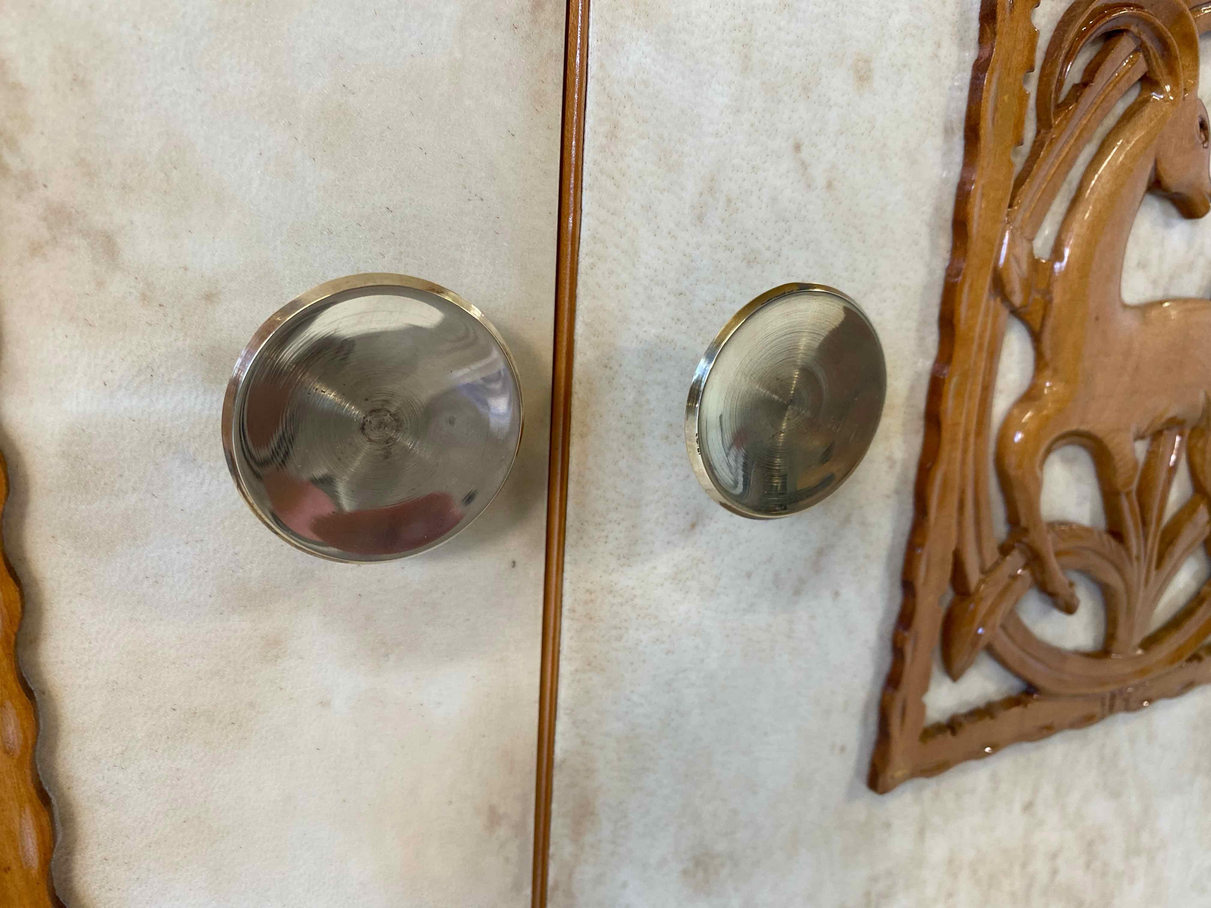 Ottone Coppia di armadietti gemelli in acero e pergamena in stile Art Déco italiano, 1930 Attr. to Colli in vendita