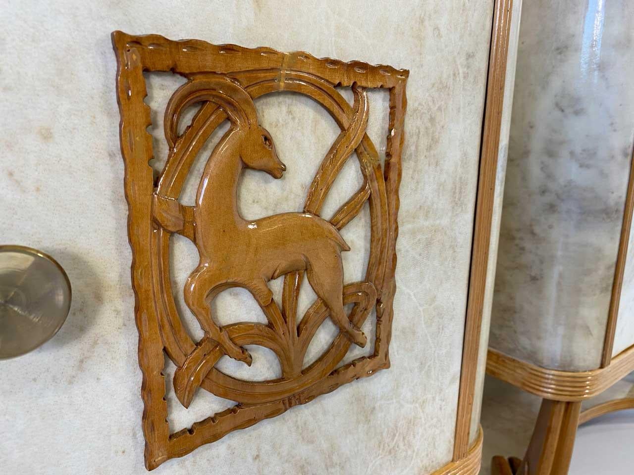 Coppia di armadietti gemelli in acero e pergamena in stile Art Déco italiano, 1930 Attr. to Colli in vendita 1