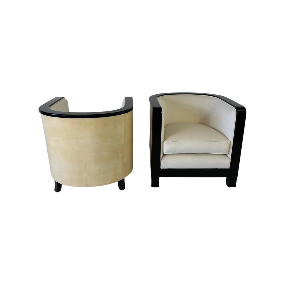 Esta impresionante pareja de sillones de estilo Art Déco se fabricó en Italia en la década de 1980. 
El respaldo es de pergamino (piel de cabra), el marco frontal y las patas están lacados en negro, mientras que el asiento está tapizado en un fino