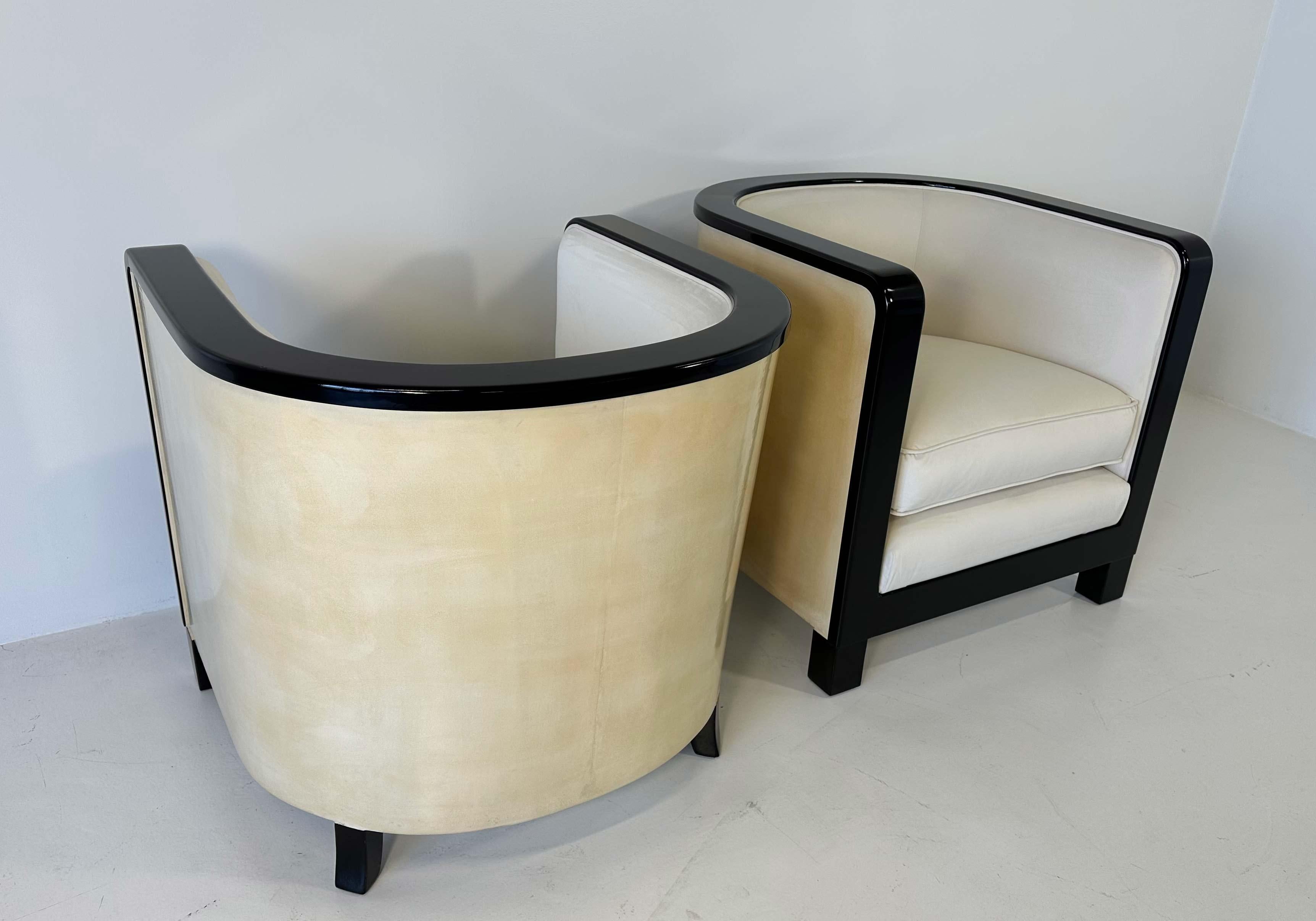 Fin du 20e siècle Paire de fauteuils Art Déco italiens en parchemin, velours crème et laqué noir en vente