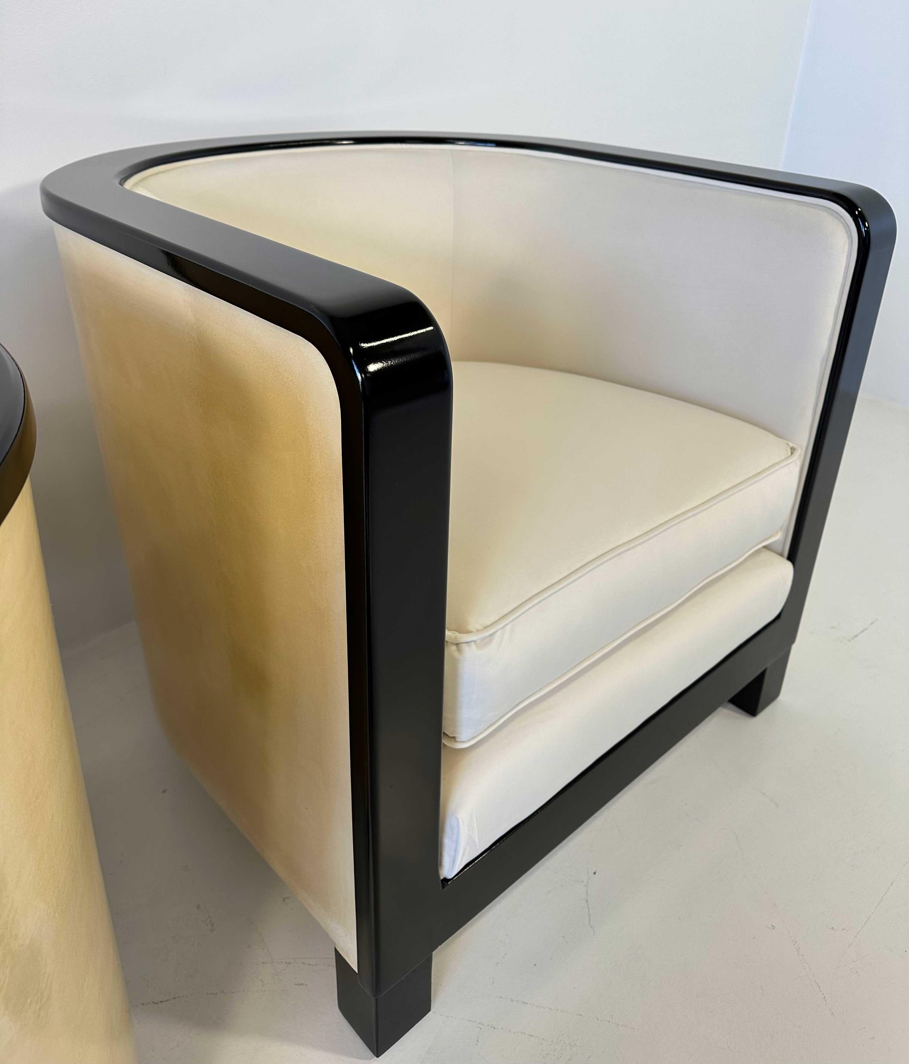 Paire de fauteuils Art Déco italiens en parchemin, velours crème et laqué noir en vente 2