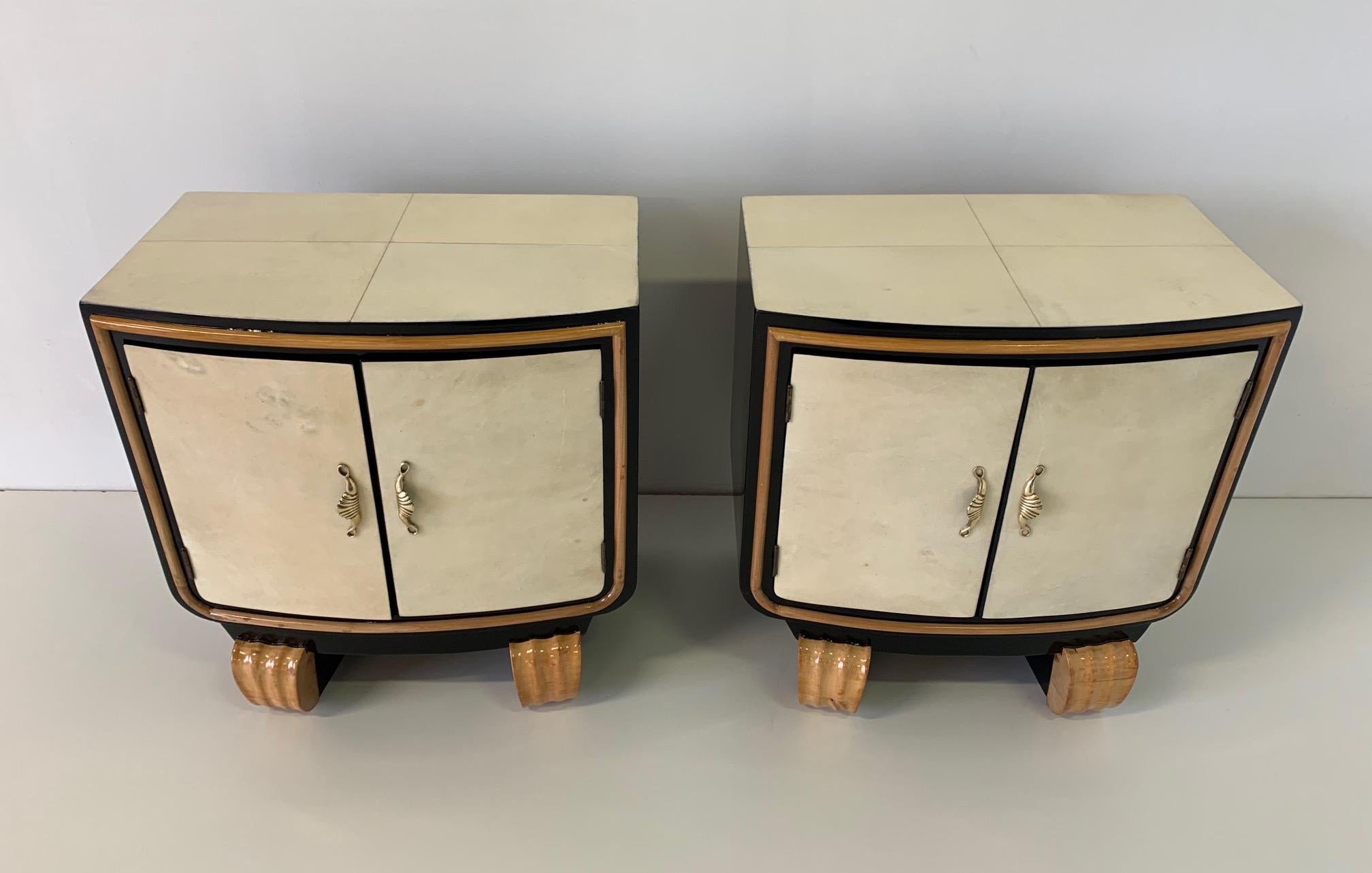 These Art Deco bedside tables were produced in the 1940s in Italy.
The front and the top are covered with parchment while the base and the sides are black lacquered.
Details are in maple and handles are in brass.
Completely restored.