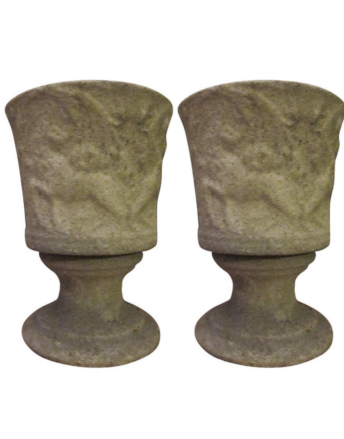 Rare paire de lampes de table italiennes Art Déco en pierre dans le style de Gio Ponti. Les pièces sont en forme d'urne sur un piédestal surélevé et sont sculptées. Ils peuvent également faire office de lampadaires pour concentrer la lumière vers le