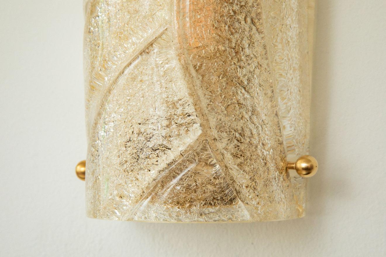 Mid-Century moderno Coppia di lampade da parete in vetro di Murano ambrato in stile Art Deco italiano in vendita