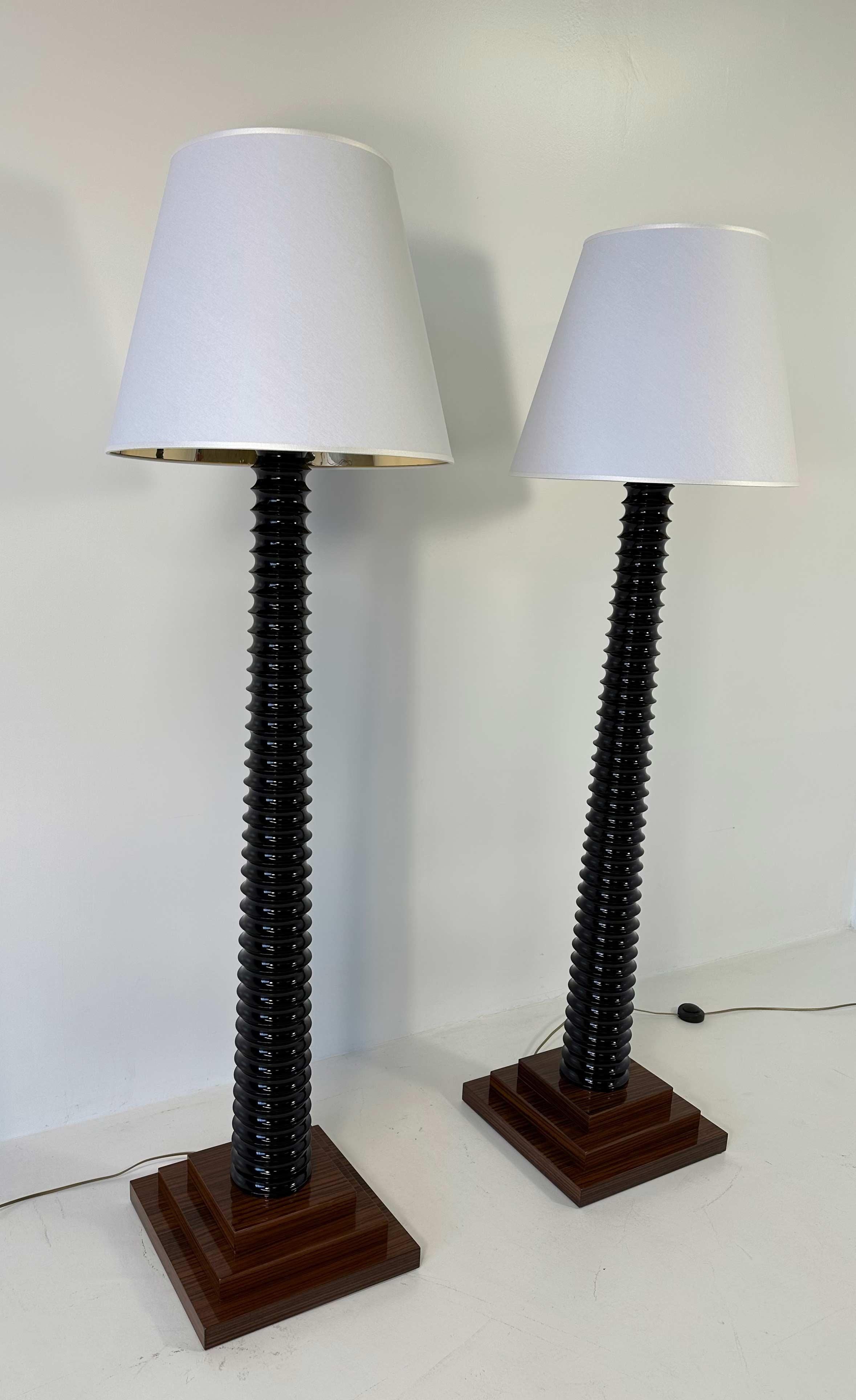 Pair of Italian Art Deco Style Black Lacquered Wood, White and Gold Floor Lamps In Good Condition For Sale In Meda, MB