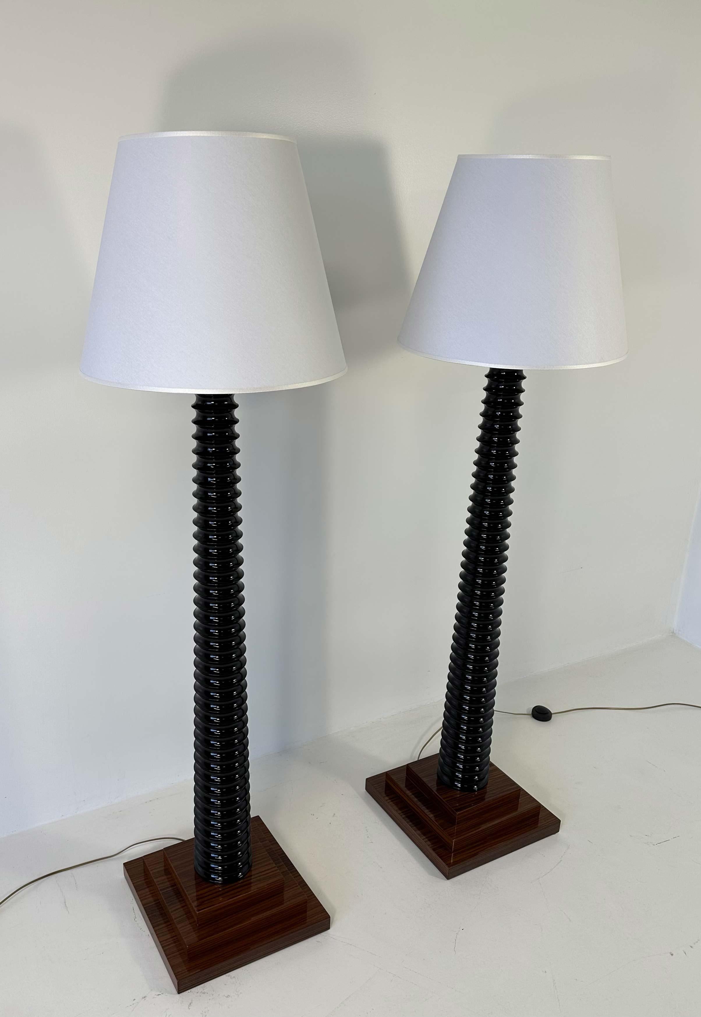 Late 20th Century Pair of Italian Art Deco Style Black Lacquered Wood, White and Gold Floor Lamps For Sale