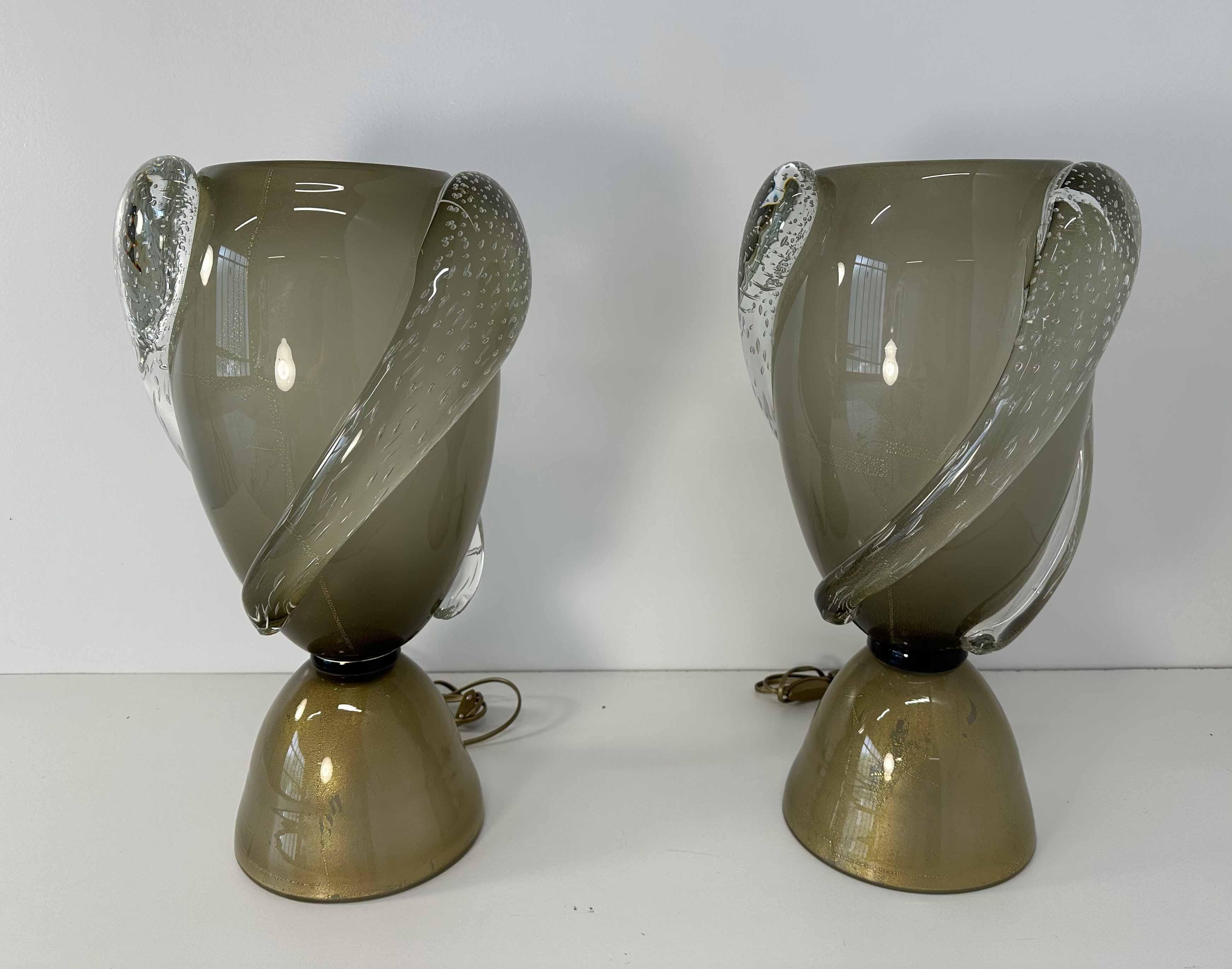 Italiano Coppia di lampade a vaso in vetro di Murano grigio e foglia d'oro in stile Art Déco italiano in vendita