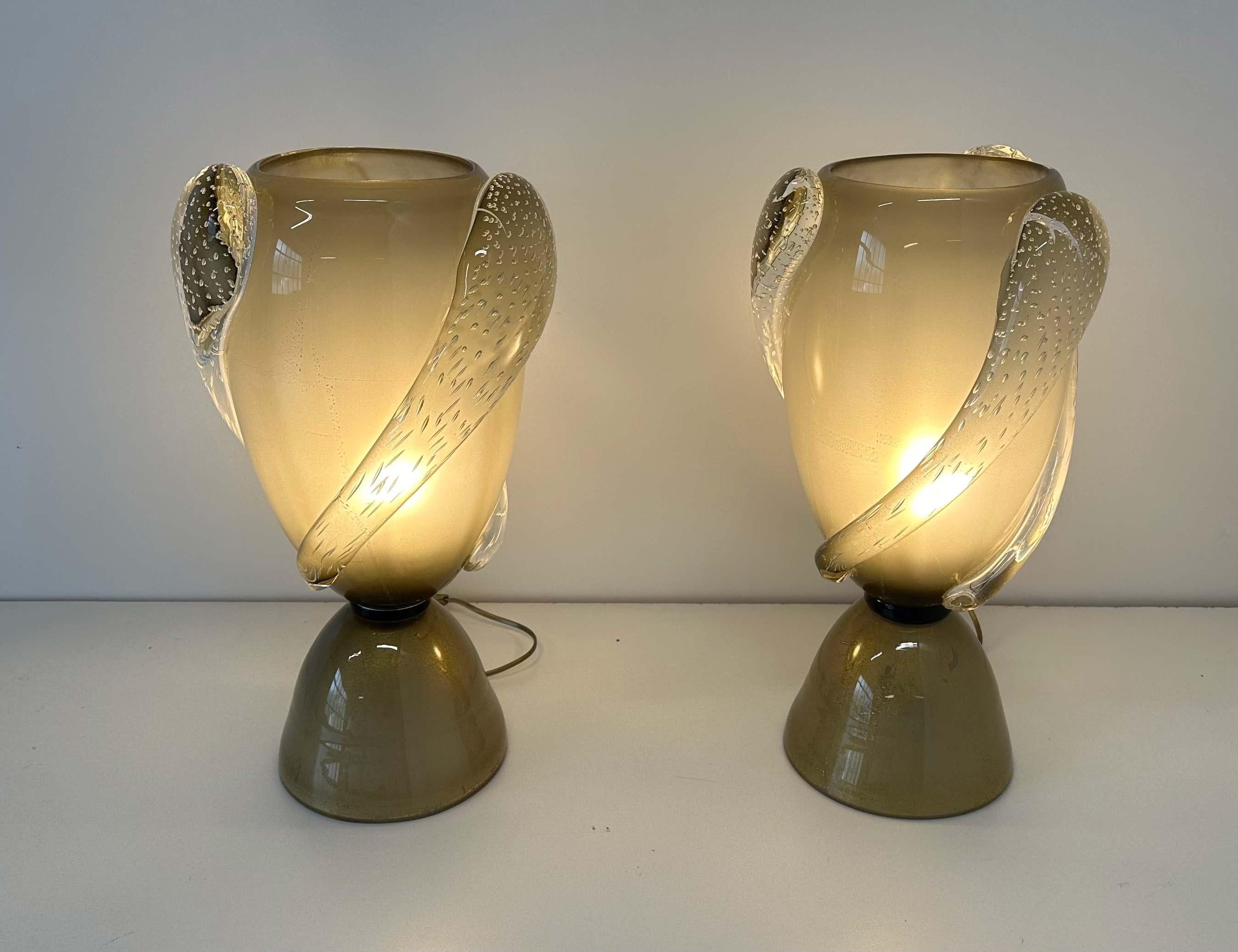 Coppia di lampade a vaso in vetro di Murano grigio e foglia d'oro in stile Art Déco italiano in vendita 1