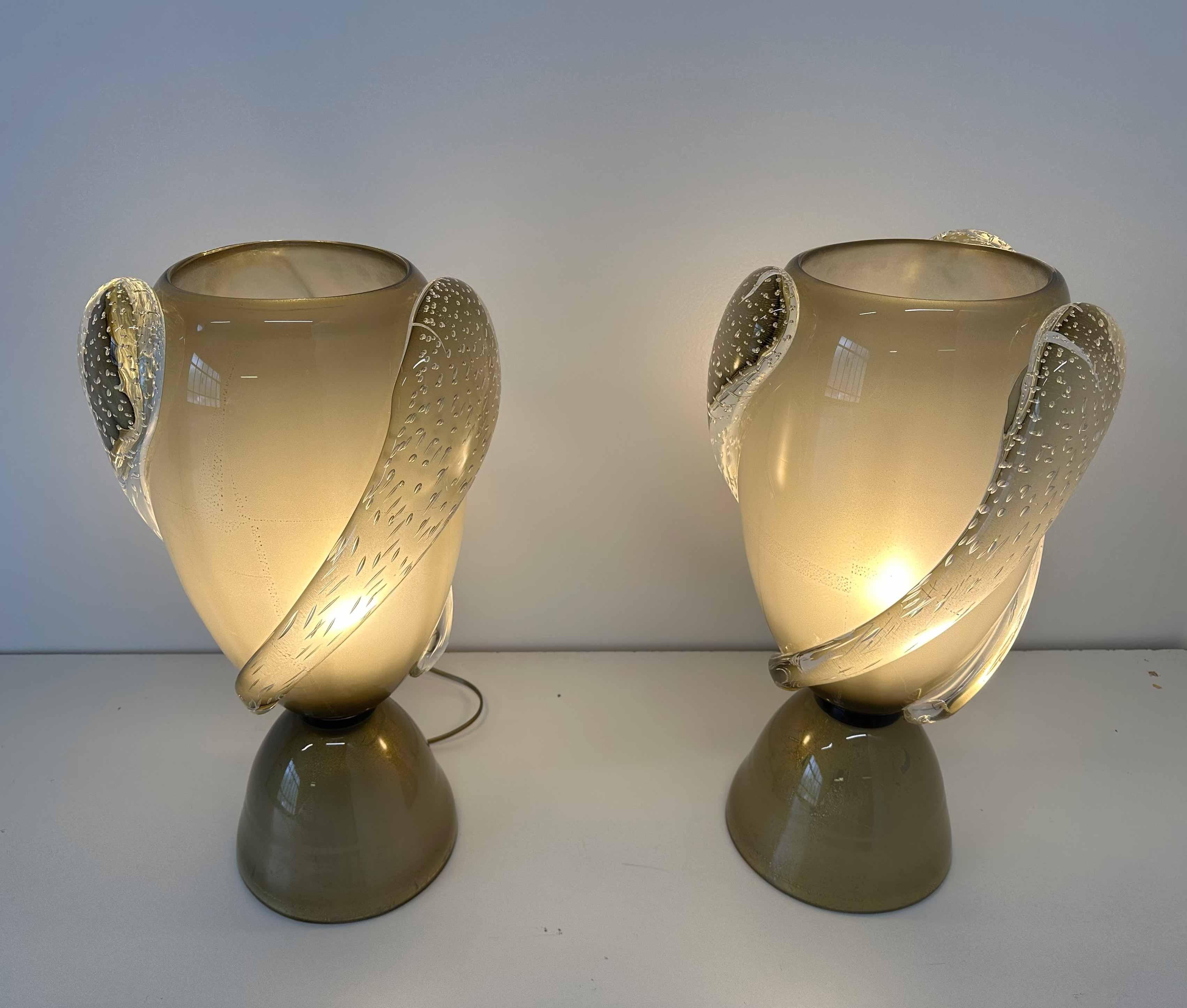 Coppia di lampade a vaso in vetro di Murano grigio e foglia d'oro in stile Art Déco italiano in vendita 2