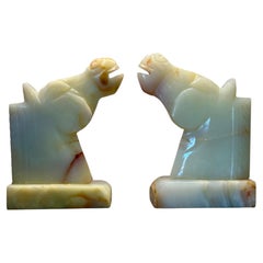 Ein Paar handgeschnitzte Buchstützen im italienischen Art-Déco-Stil aus Onyx in Form von Pferdeköpfen