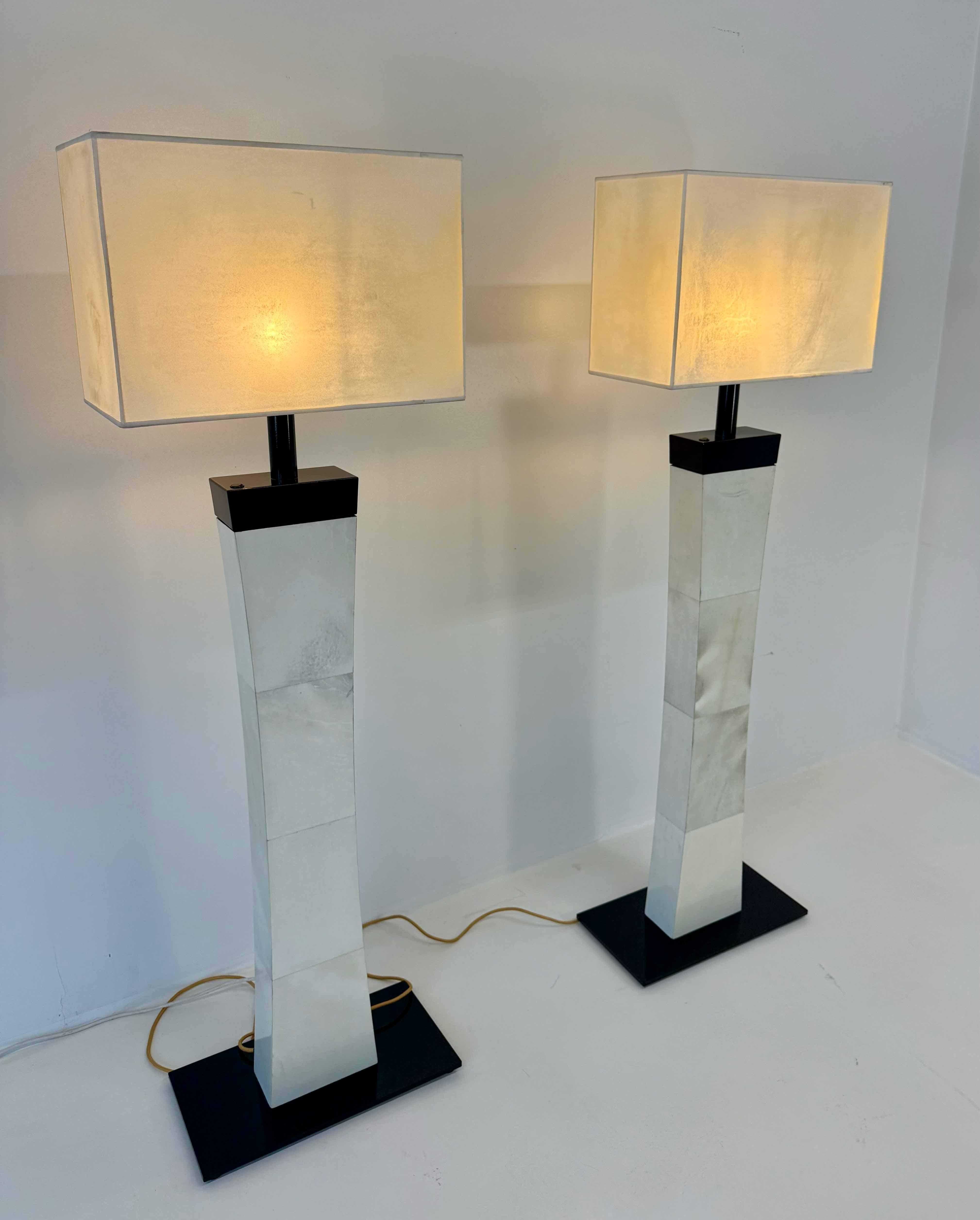 Pareja de lámparas de pie italianas de pergamino estilo Art Déco, años 80 en venta 3