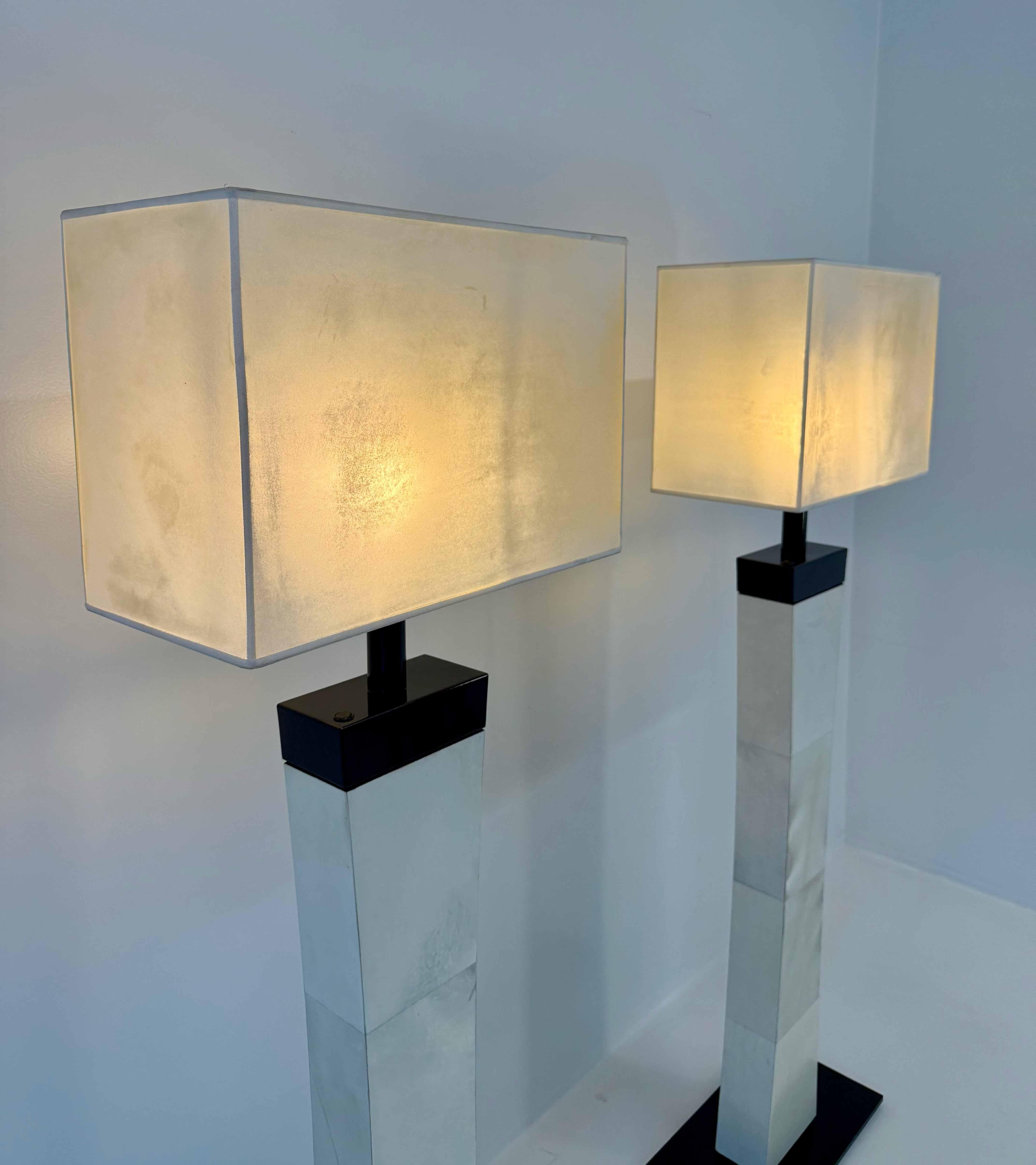 Pareja de lámparas de pie italianas de pergamino estilo Art Déco, años 80 en venta 4