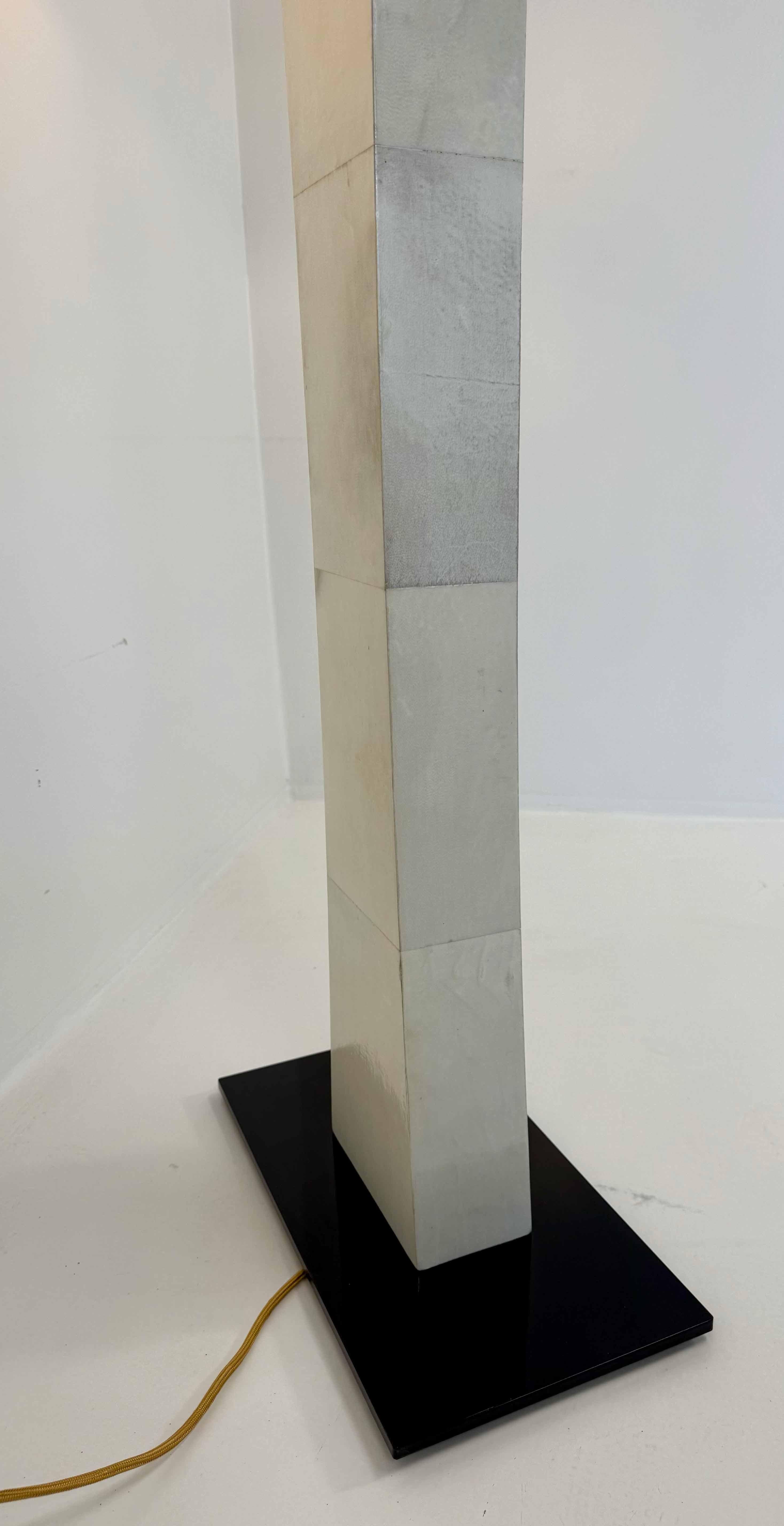 Pareja de lámparas de pie italianas de pergamino estilo Art Déco, años 80 en venta 5