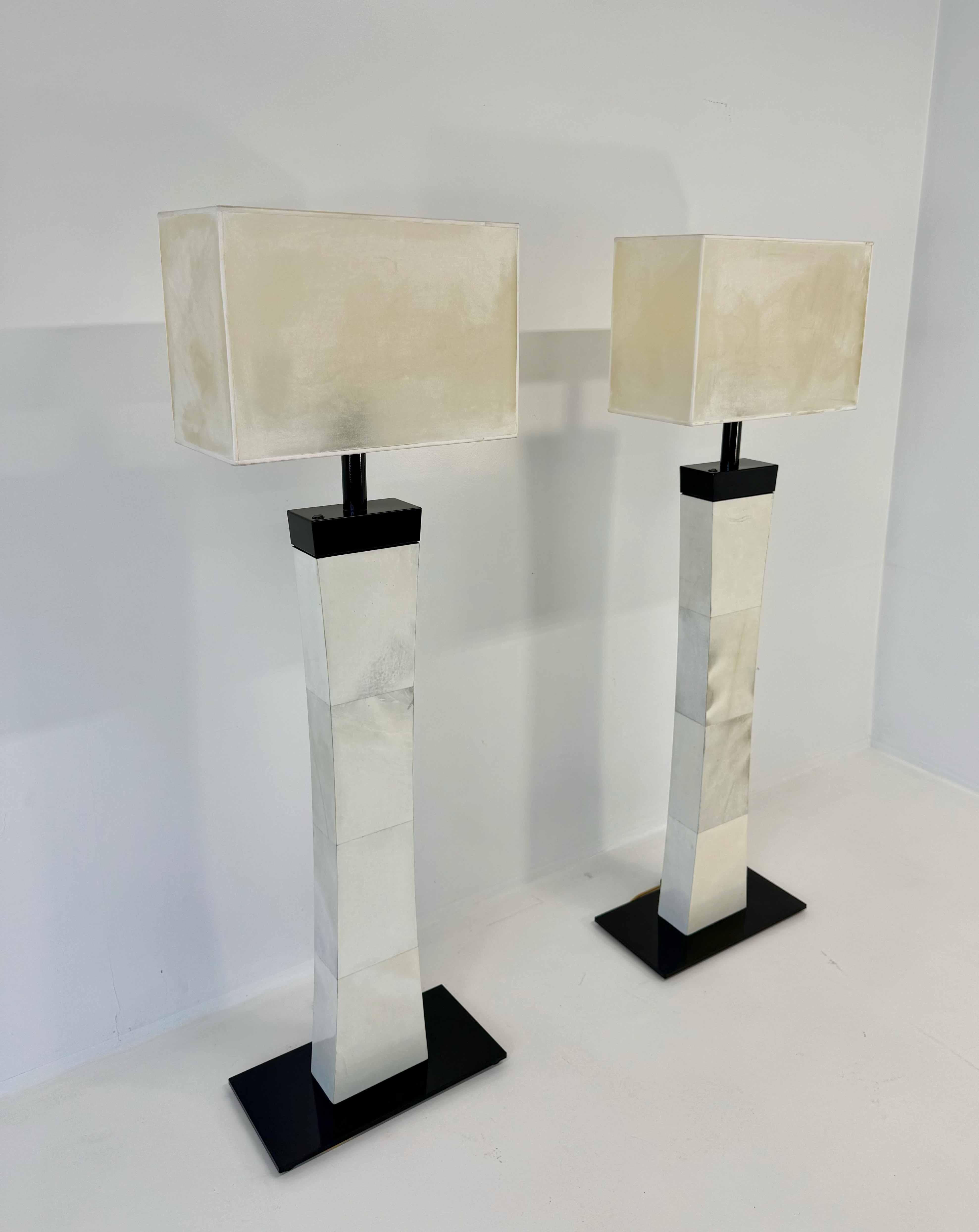 Pareja de lámparas de pie italianas de pergamino estilo Art Déco, años 80 Italiano en venta