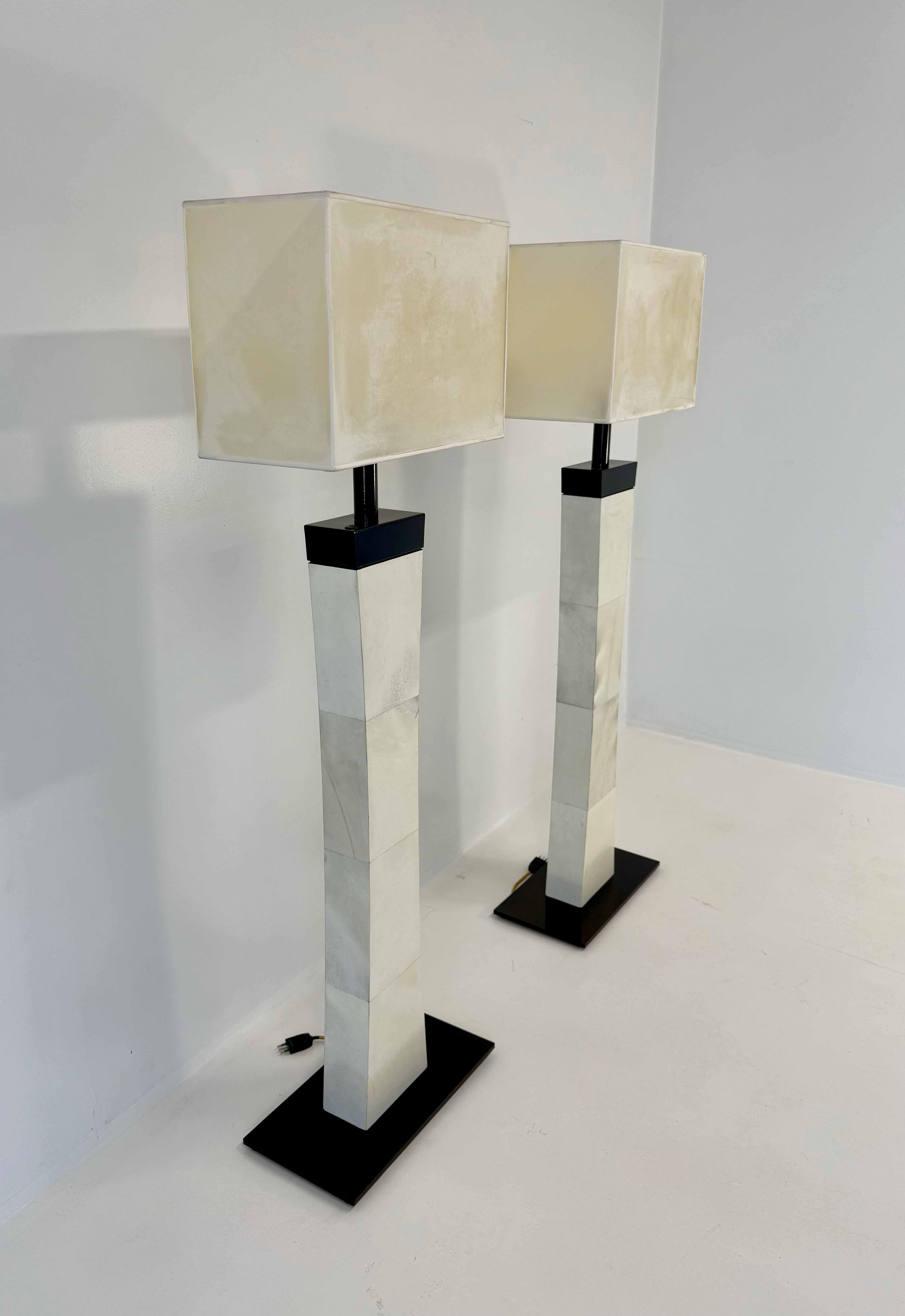 Pareja de lámparas de pie italianas de pergamino estilo Art Déco, años 80 en Bueno estado para la venta en Meda, MB