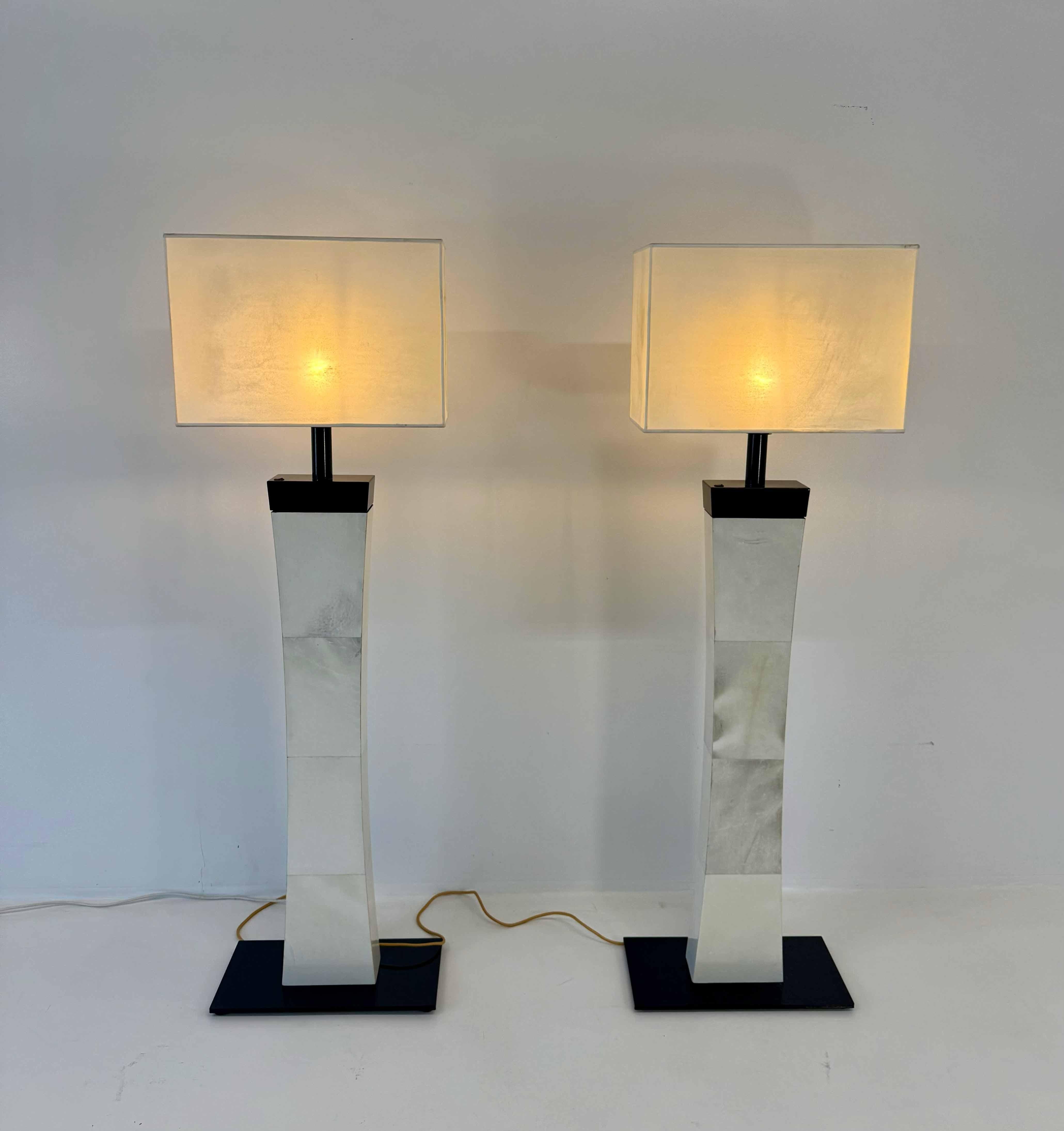 Pareja de lámparas de pie italianas de pergamino estilo Art Déco, años 80 en venta 2