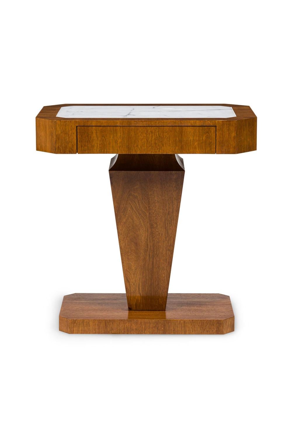 PAIRE de chevets / tables d'appoint à piédestal de style Art Déco italien avec plateaux en marbre soutenus par une colonne centrale triangulaire effilée avec un tiroir supérieur et reposant sur une petite base rectangulaire (PRIX POUR LA PAIRE)

Bon