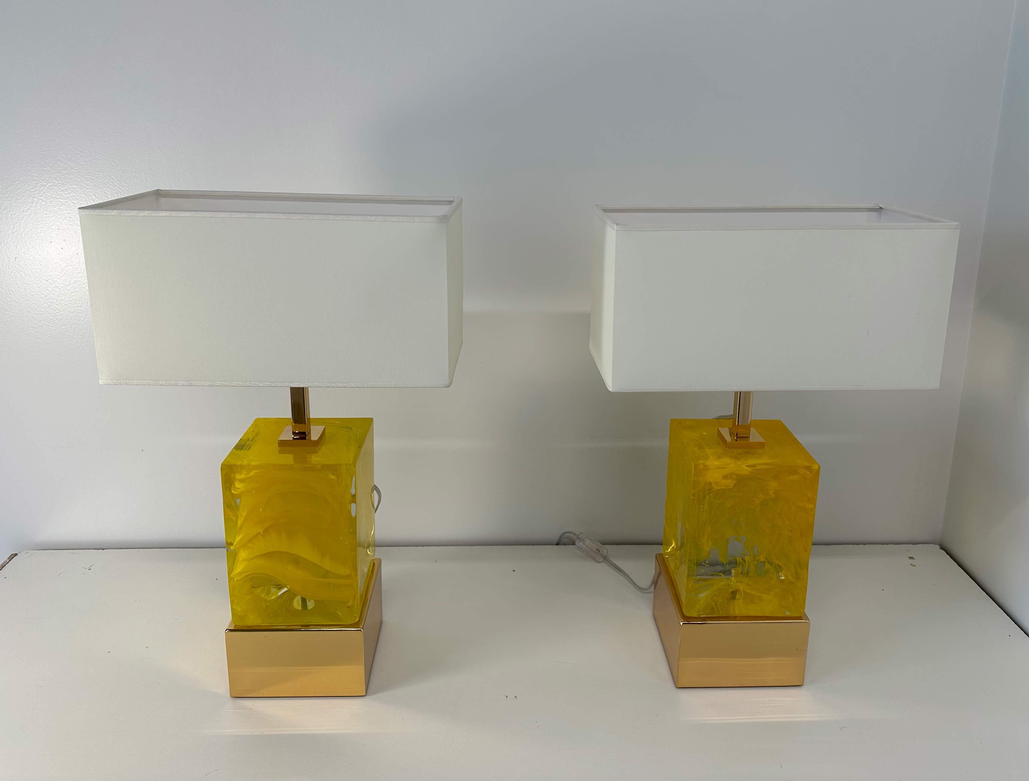 Pair of Italian Art Deco Style Yellow Murano Cube Glass Table Lamps  In Good Condition For Sale In Meda, MB