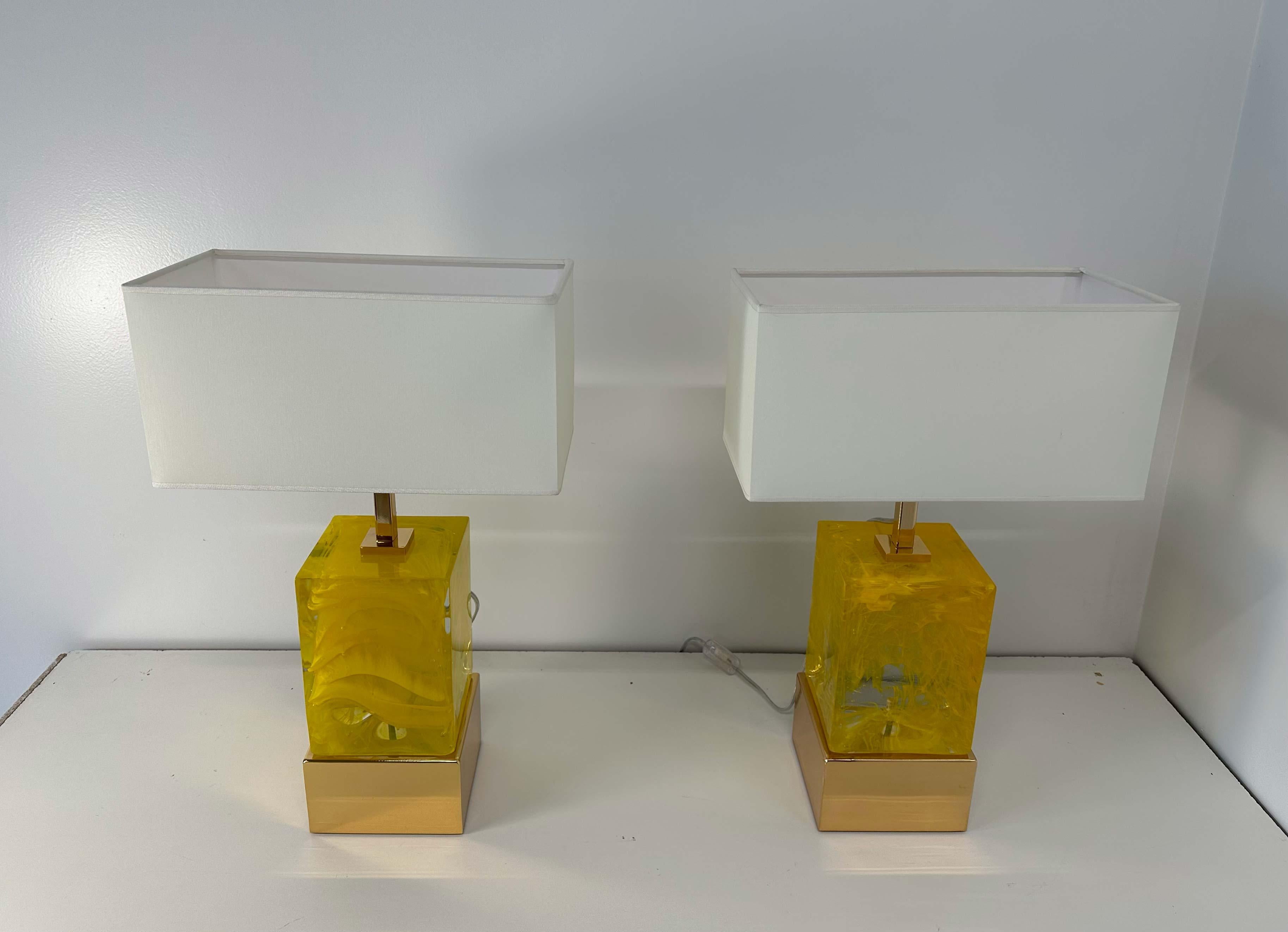 Contemporary Pair of Italian Art Deco Style Yellow Murano Cube Glass Table Lamps  For Sale
