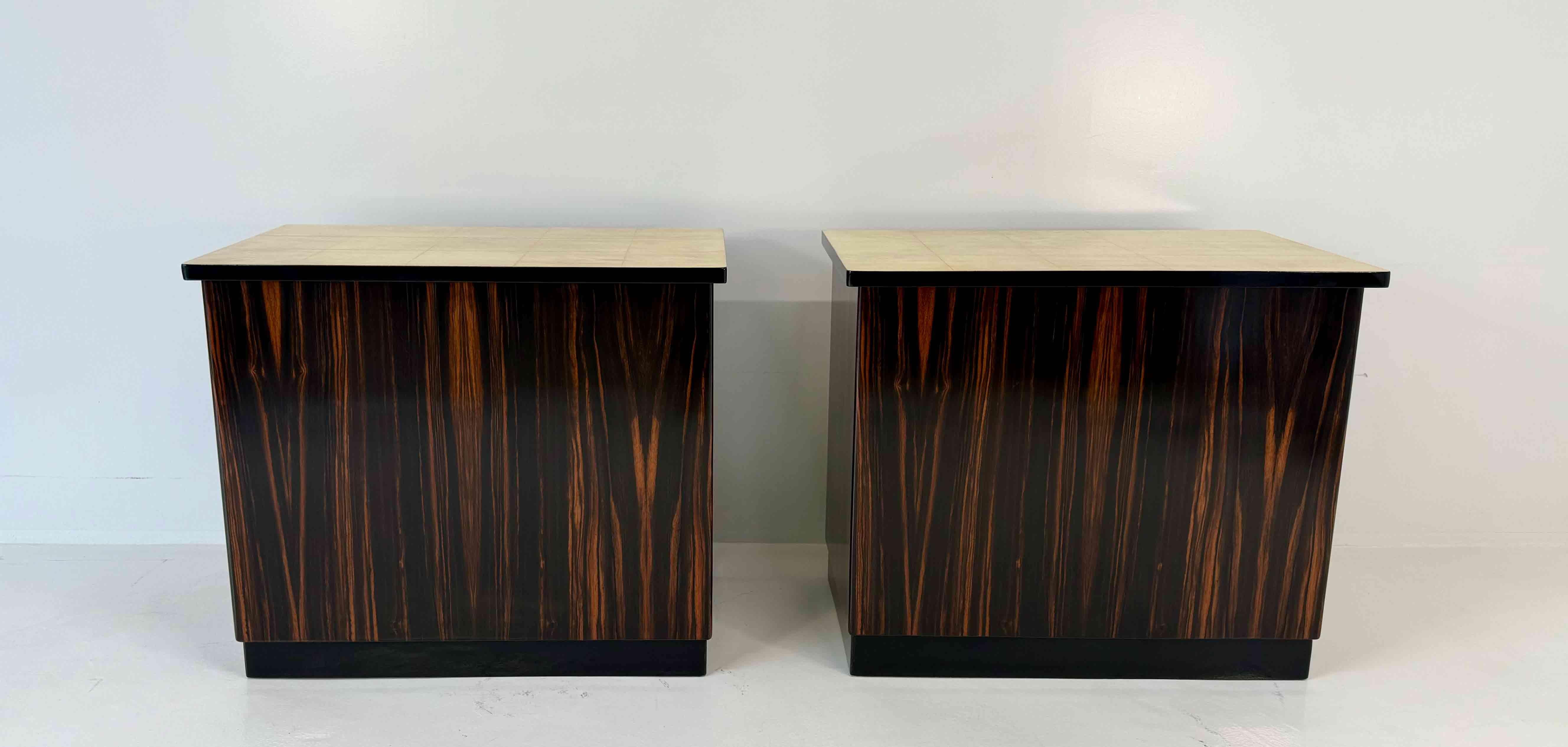 Coppia di scrivanie gemelle Art Deco in Macassar e Pergamena, anni '40 in vendita 3