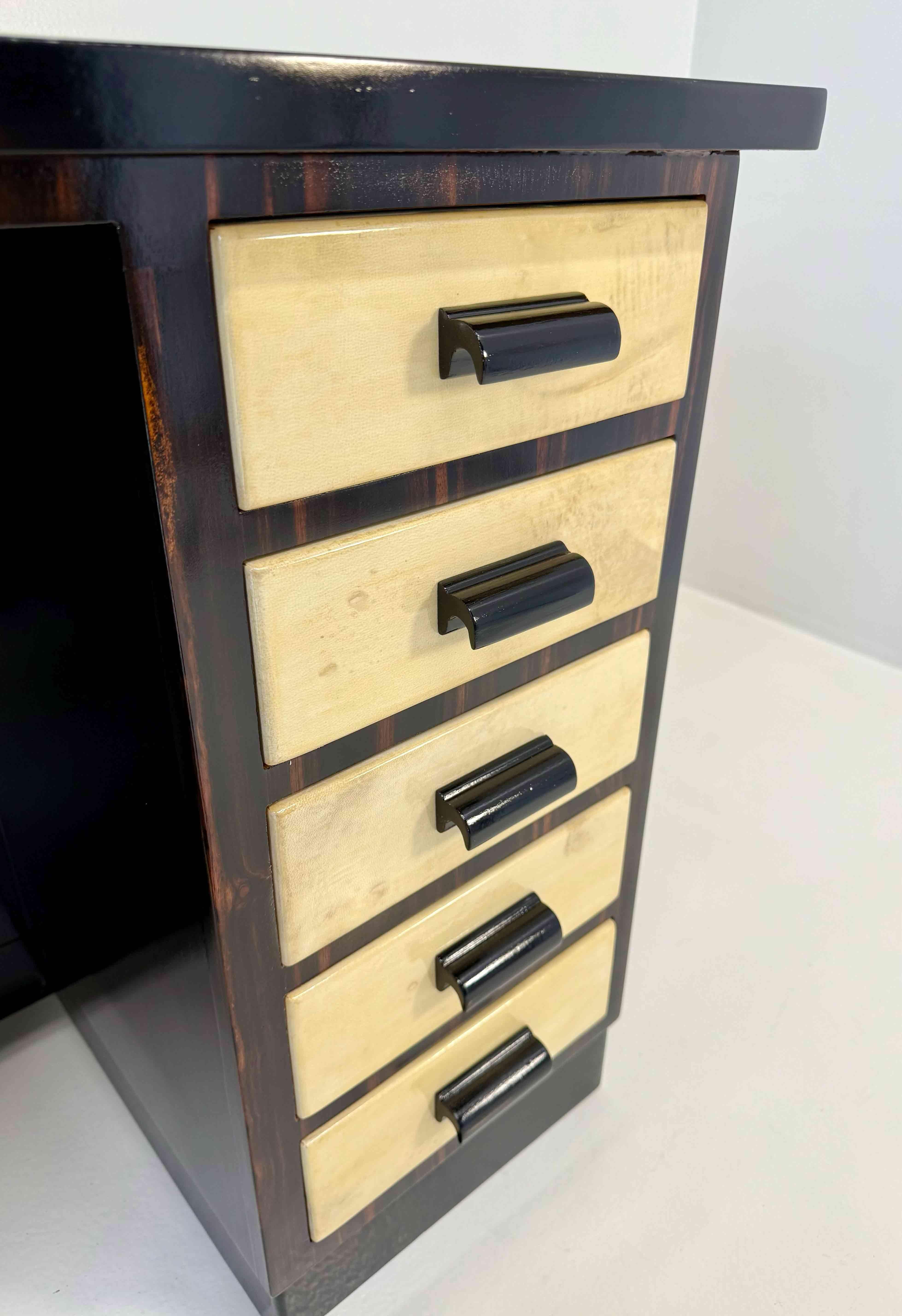 Coppia di scrivanie gemelle Art Deco in Macassar e Pergamena, anni '40 in vendita 1