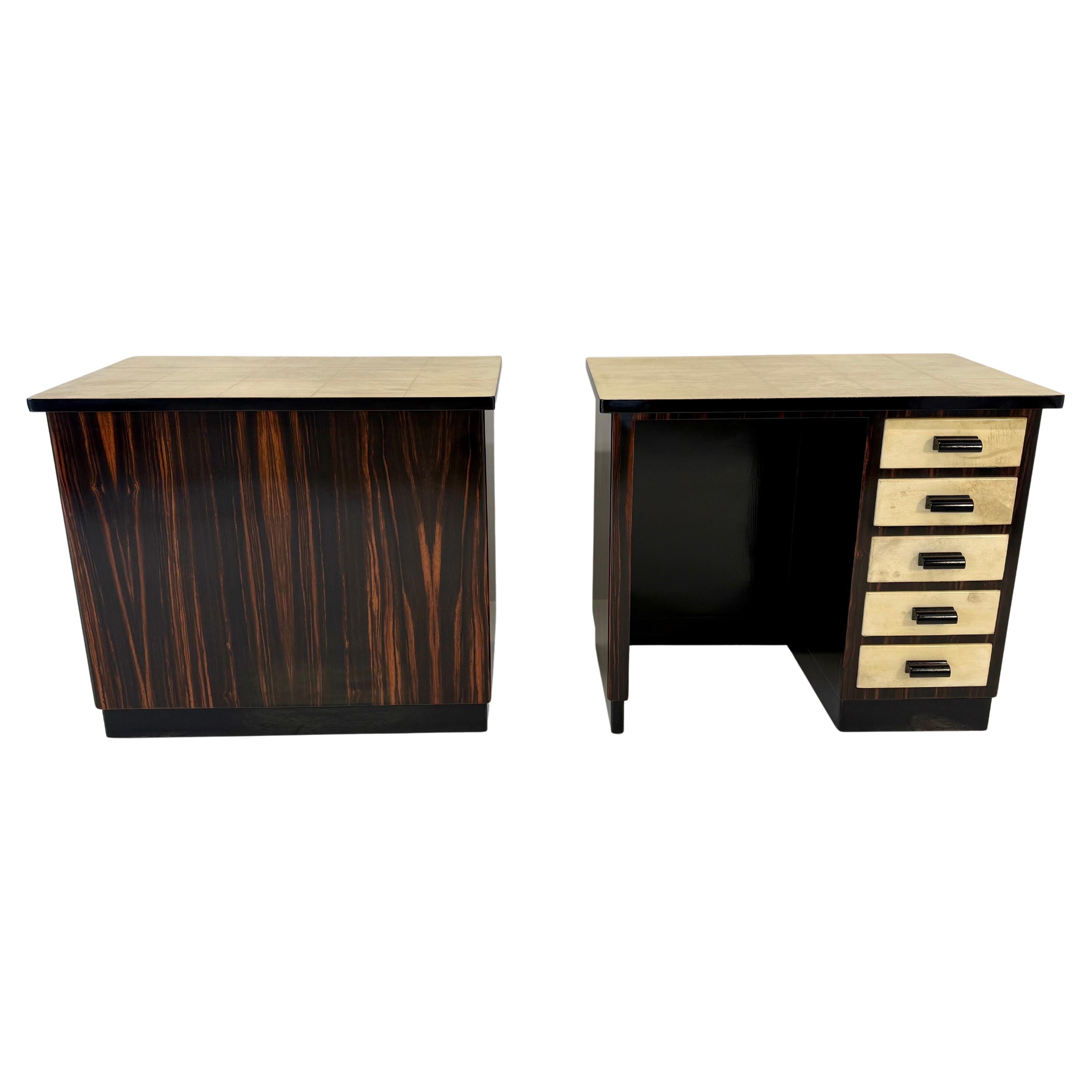 Coppia di scrivanie gemelle Art Deco in Macassar e Pergamena, anni '40 in vendita