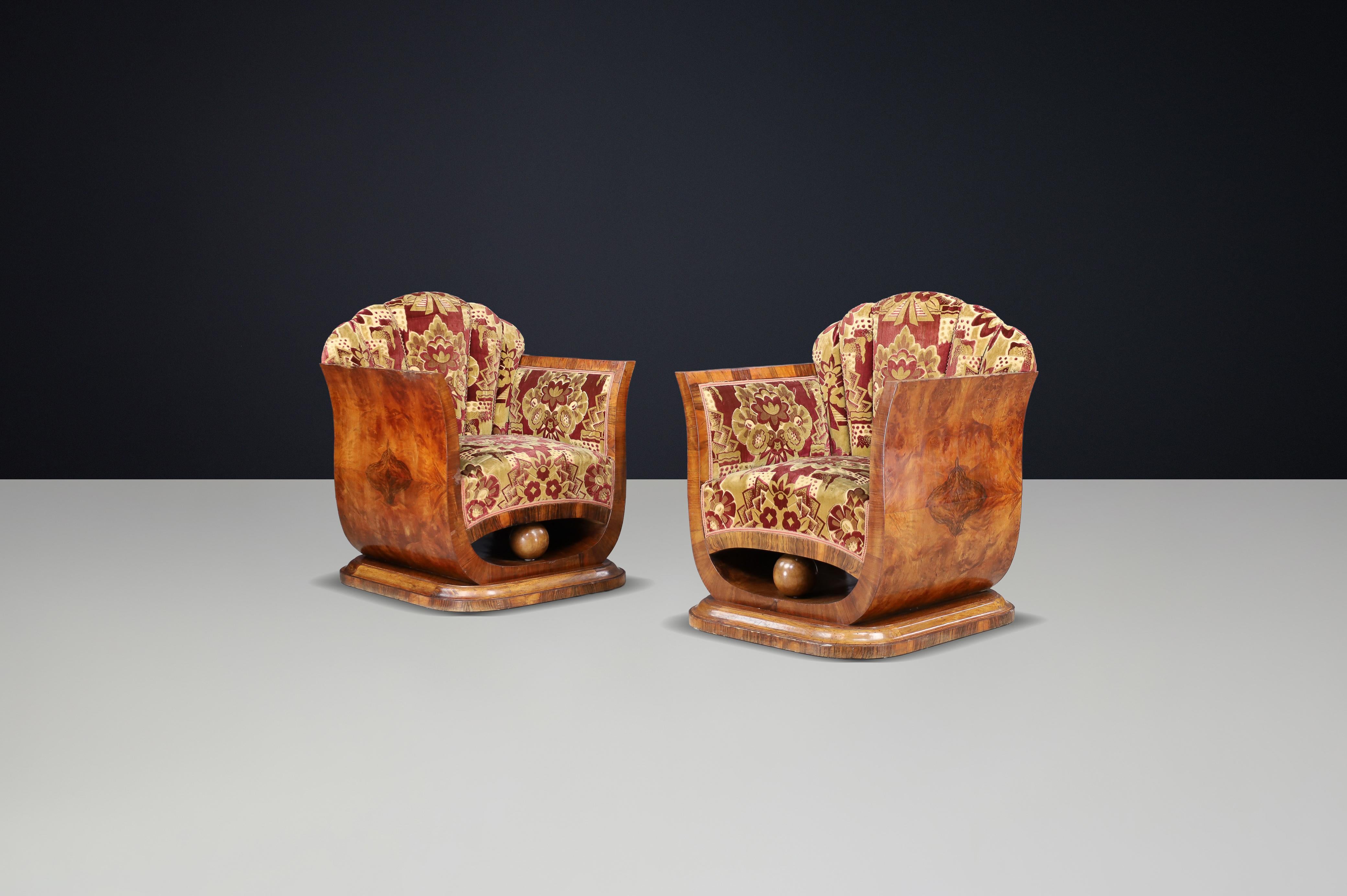 Ein Paar italienische Art Deco Sessel aus Nussbaummaser mit Original-Samt, Neapel, 1930er Jahre - Museumsqualität

Dieses außergewöhnliche Paar italienischer Art-Déco-Sessel aus den 1930er Jahren ist ein Beispiel für die skulpturale Eleganz und die