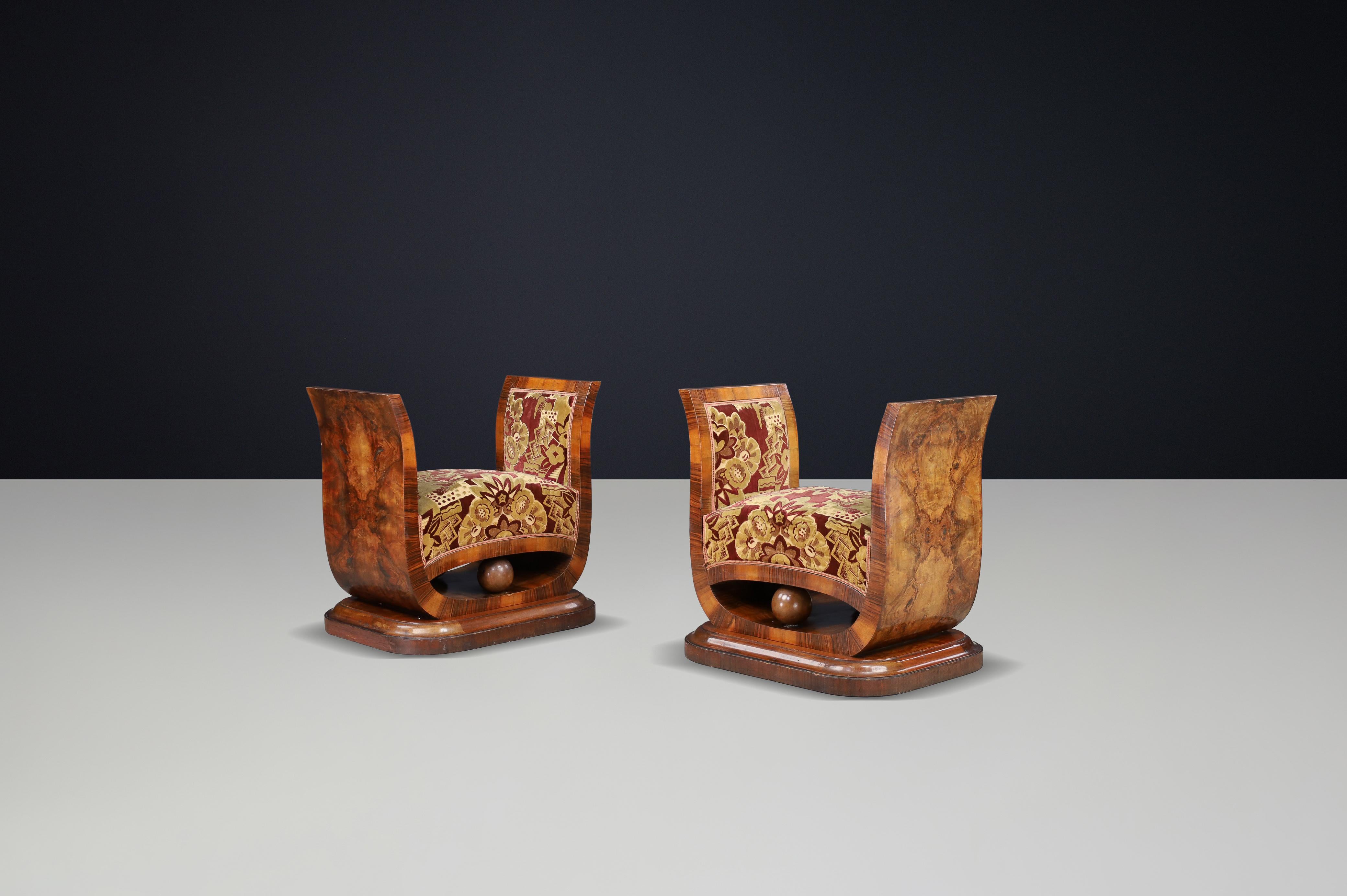 Paar italienische Art-Déco-Hocker aus Nussbaum-Maser mit Original-Samt, Neapel, 1930er Jahre - Museumsqualität

Dieses außergewöhnliche Paar italienischer Art-Déco-Hocker aus den 1930er Jahren repräsentiert das höchste Niveau an Handwerkskunst und