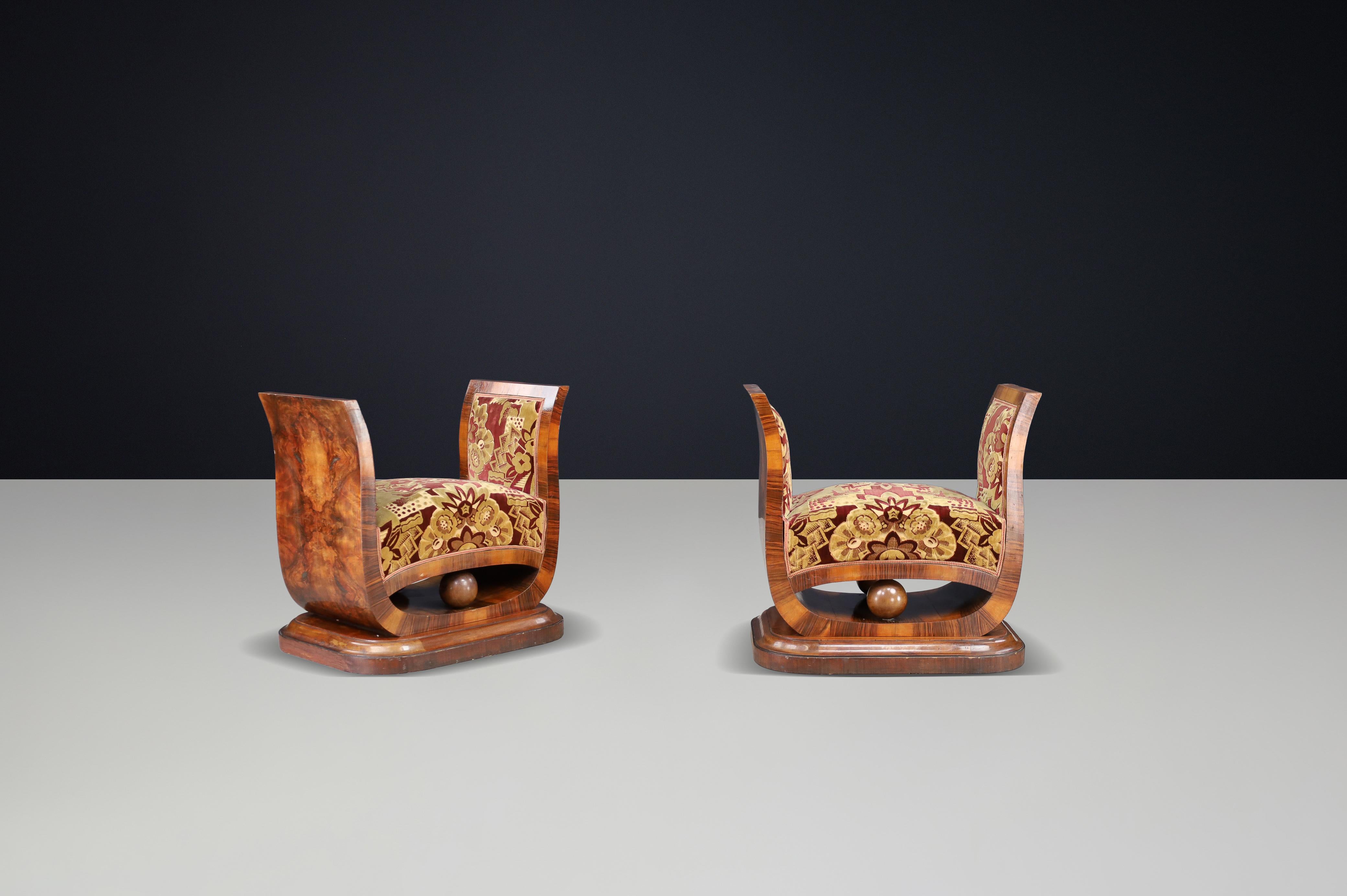 Paar italienische Art-Déco-Hocker aus Nussbaummaser mit Original-Samt, Neapel, 1930er Jahre (Art déco) im Angebot