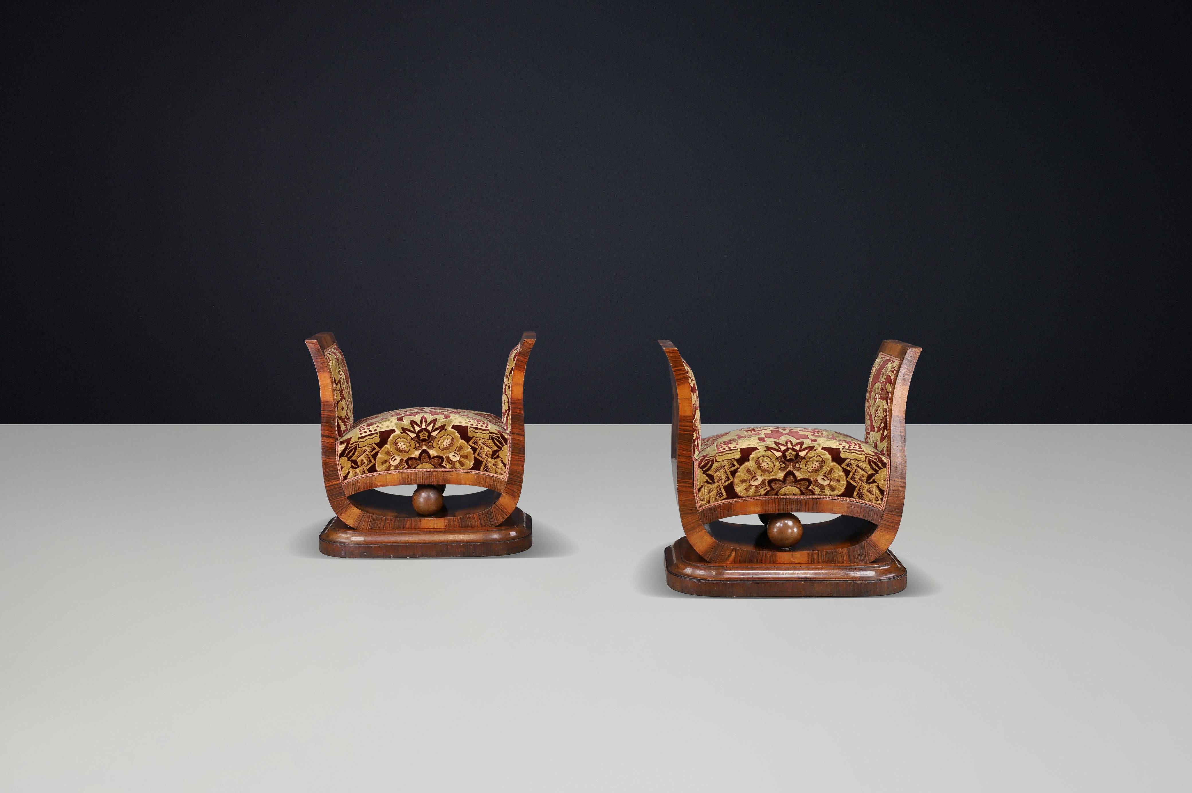 Paar italienische Art-Déco-Hocker aus Nussbaummaser mit Original-Samt, Neapel, 1930er Jahre (Italienisch) im Angebot