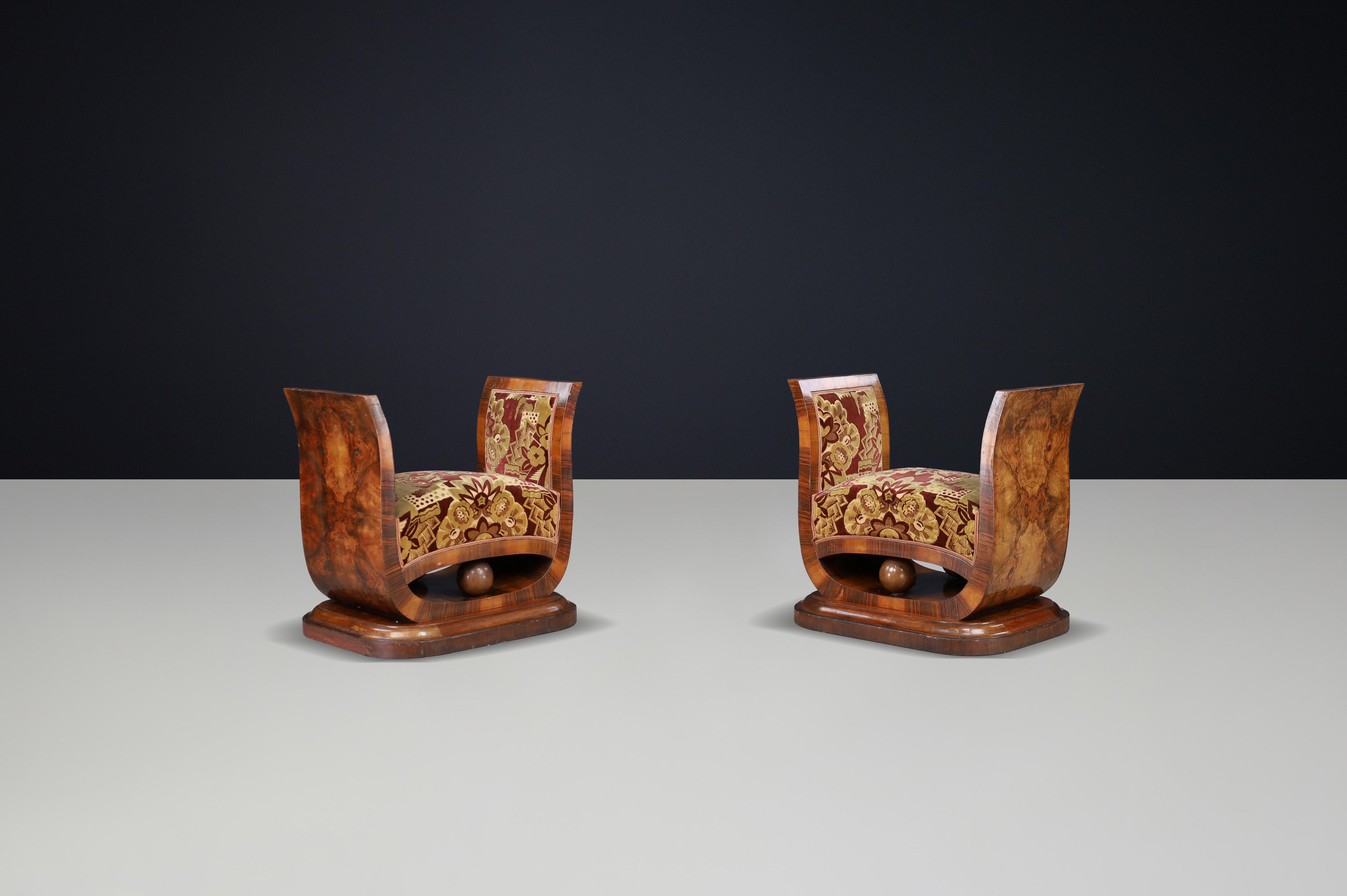 Paar italienische Art-Déco-Hocker aus Nussbaummaser mit Original-Samt, Neapel, 1930er Jahre im Zustand „Gut“ im Angebot in Almelo, NL