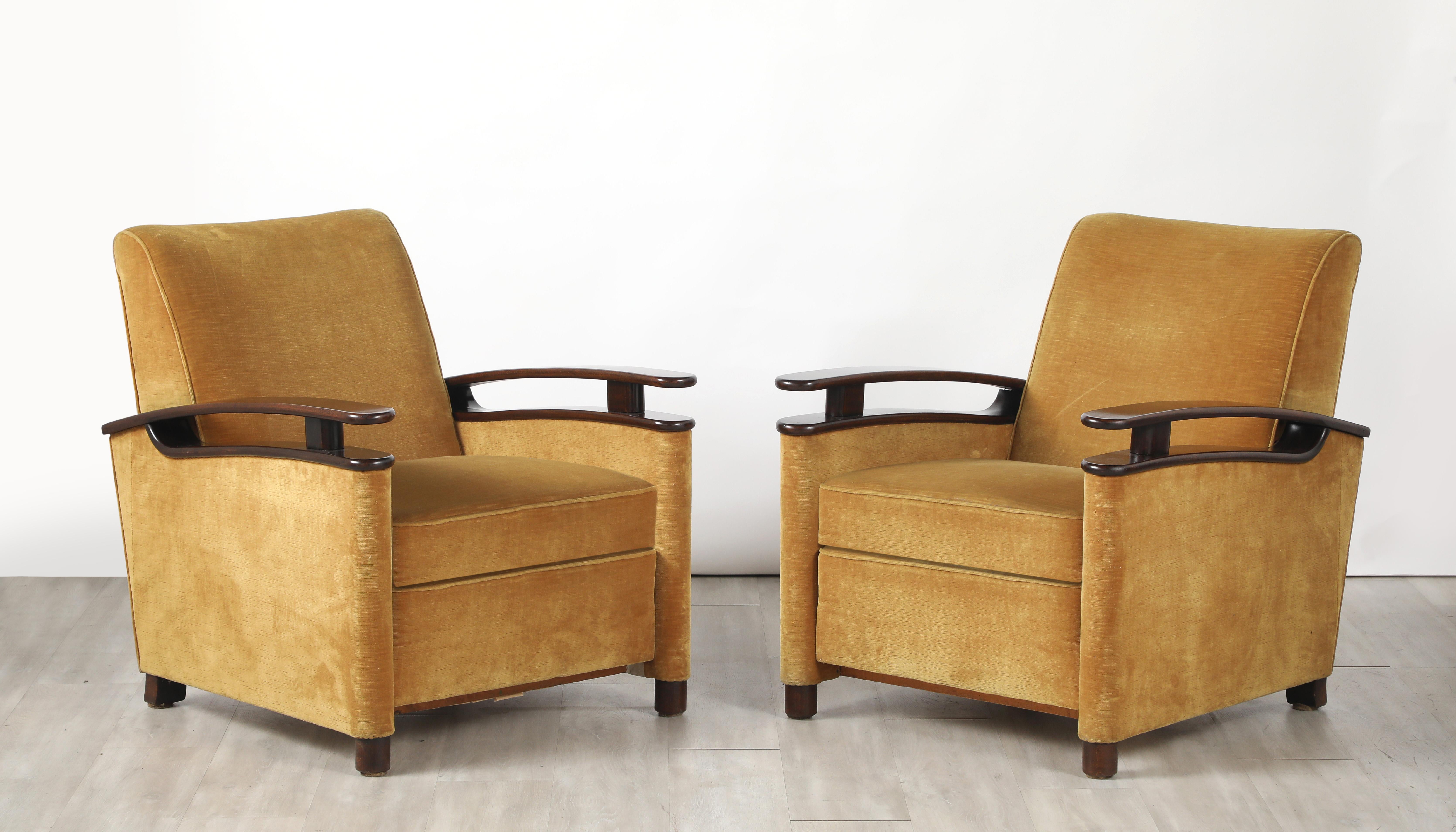 Pareja de sillones italianos Art Decó de nogal, hacia 1940 en Bueno estado para la venta en New York, NY