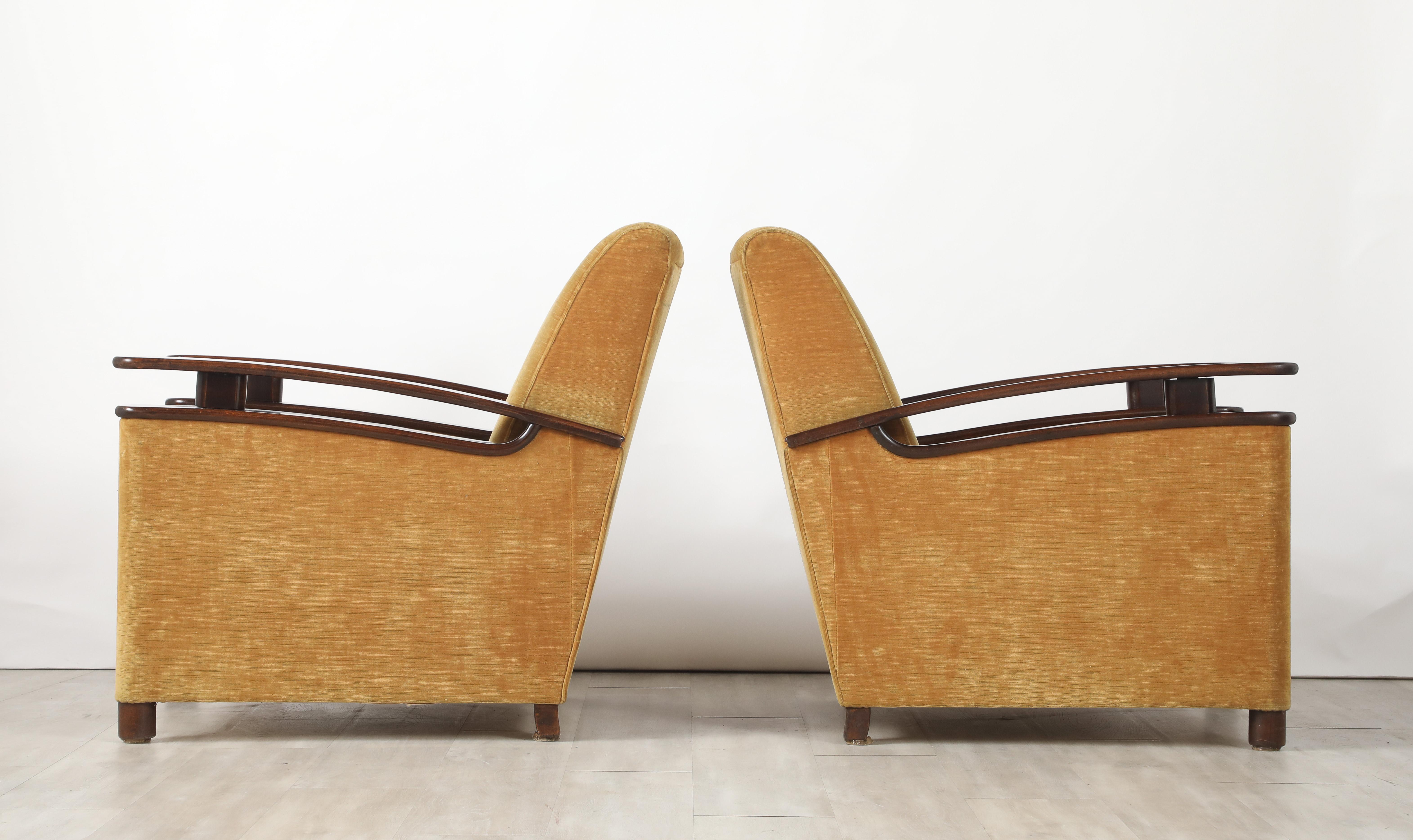 Pareja de sillones italianos Art Decó de nogal, hacia 1940 en venta 3