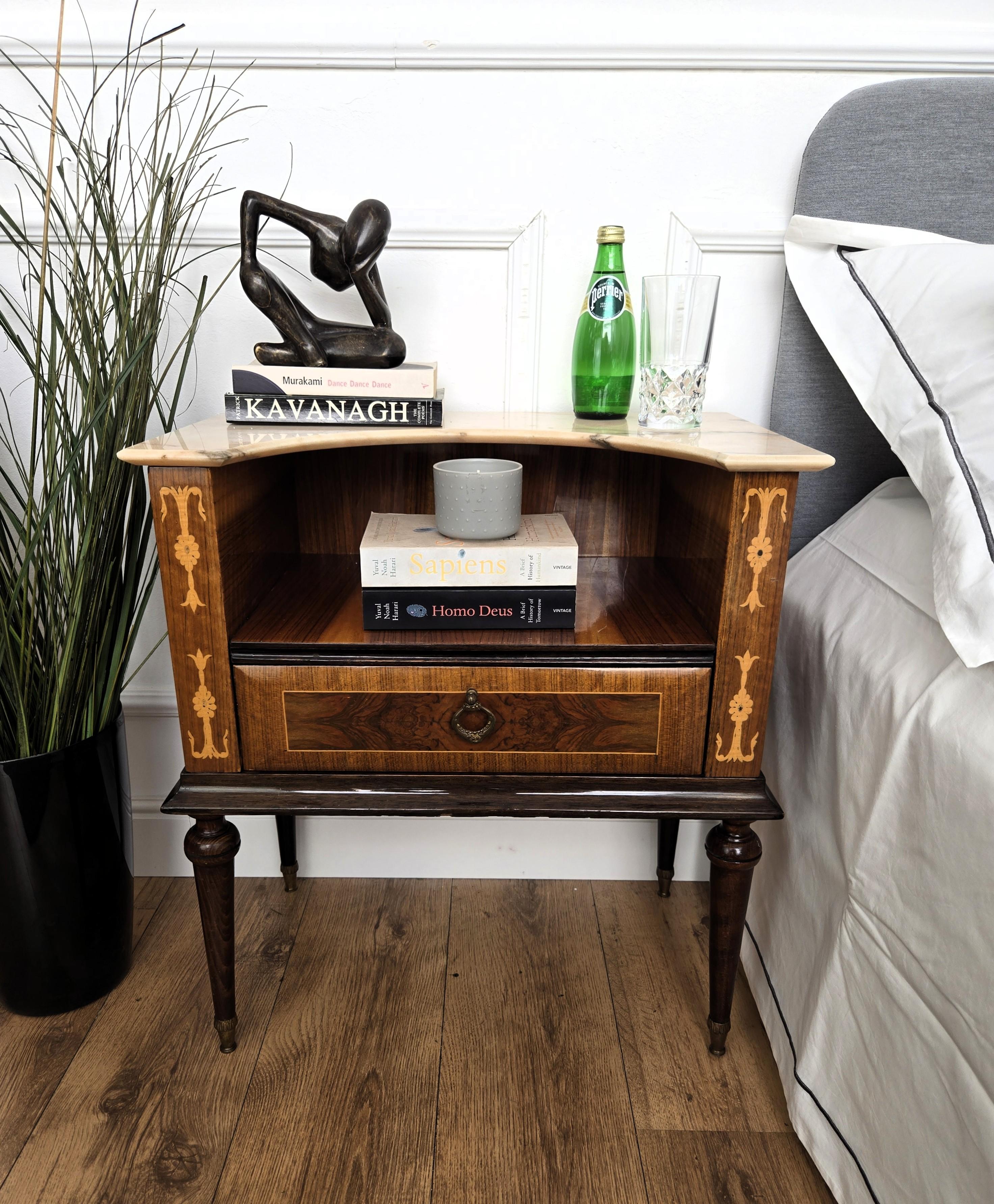 Very elegant and refined Italian 1950s Art Deco Mid-Century Modern pair of night stands bed side tables with greatly decorated wooden structure, one drawer and curved white marble top with brass details as the legs finials. Those side tables or