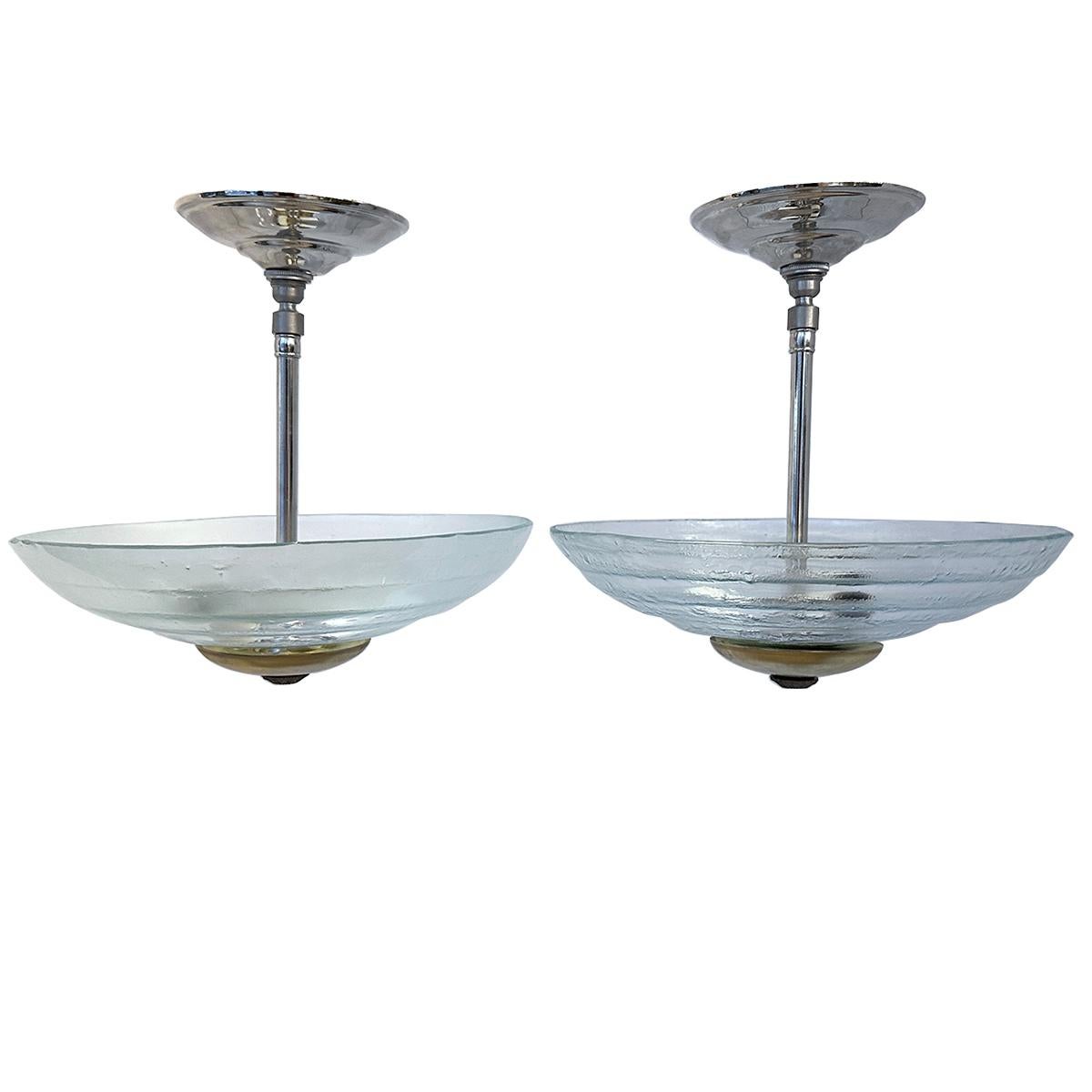 Paire de luminaires italiens en verre soufflé des années 1960 avec 3 lumières. Vendu à l'unité.

Mesures :
Hauteur : 12