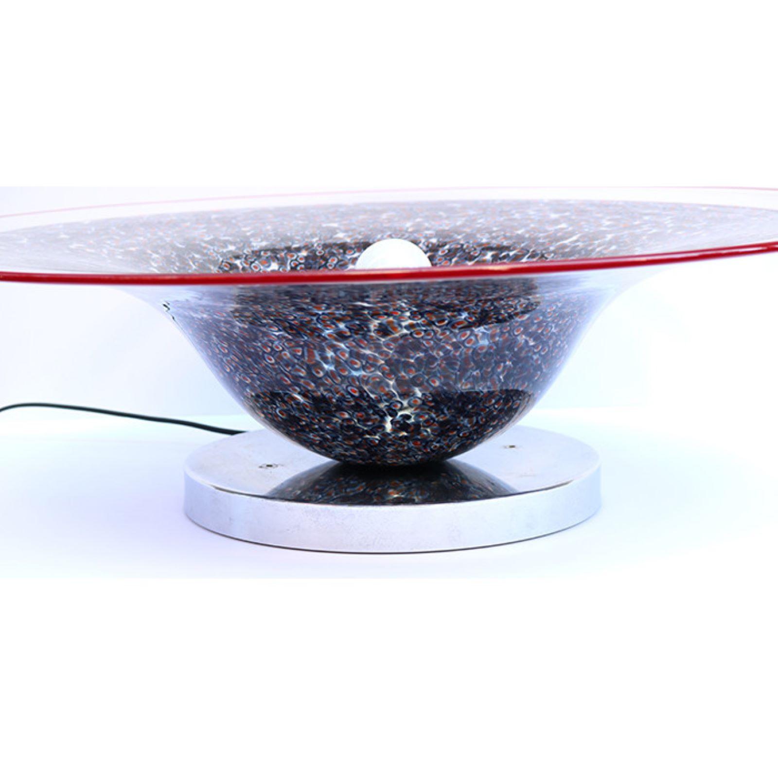 

Paar Gae Aulenti Italienisch Modernist Art Glas Tischlampen .

Bunte Glasschale auf einem runden, patinierten Metallsockel.
