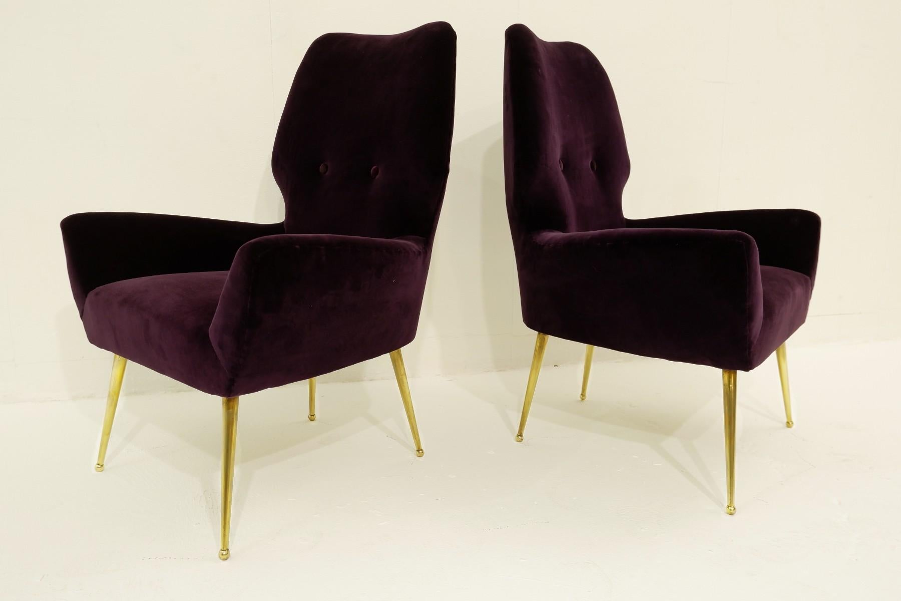 Pair of Italian 'Aubergine' velvet armchairs with brass feet, 1950s.