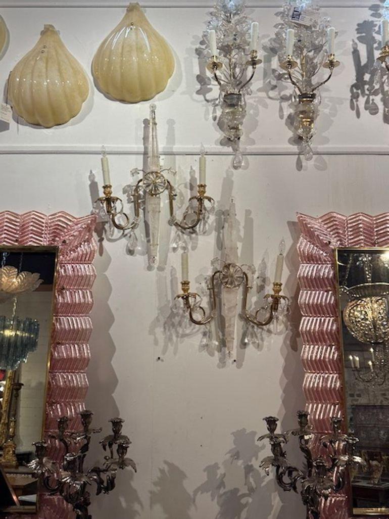 Jolie paire d'appliques italiennes de style Bagues en cristal de roche et laiton poli. Apporte une véritable touche d'élégance ! C'est si joli !