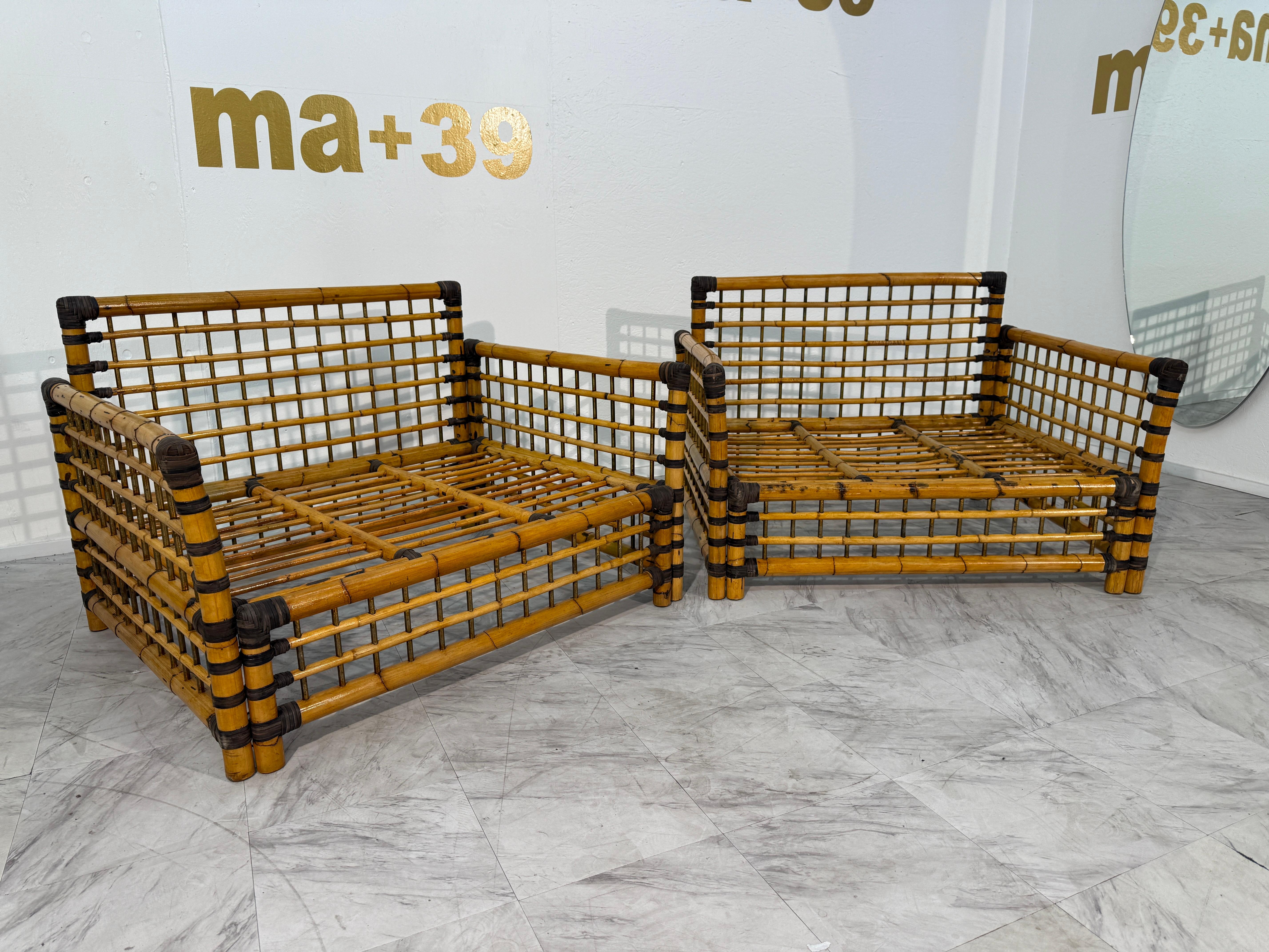Cette paire sculpturale de chaises longues italiennes des années 1970 allie une texture organique à une forme architecturale audacieuse. Fabriquée à partir d'épaisses tiges de bambou entrelacées de brins de rotin délicats, chaque pièce est définie