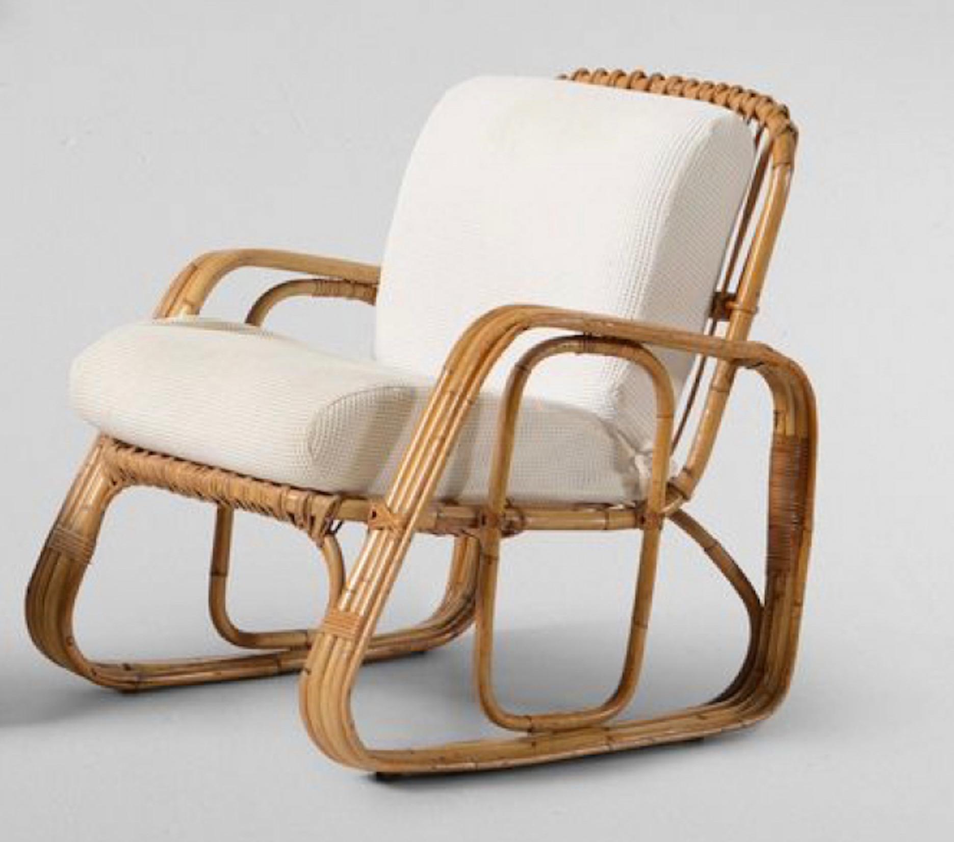 Rare et belle paire de fauteuils en bambou, provenant d'une importante villa italienne, réalisée dans les années 70 dans le style Bonacina.

Les coussins ont été retapissés en tissu blanc, mais notre atelier est prêt à les retapisser selon les