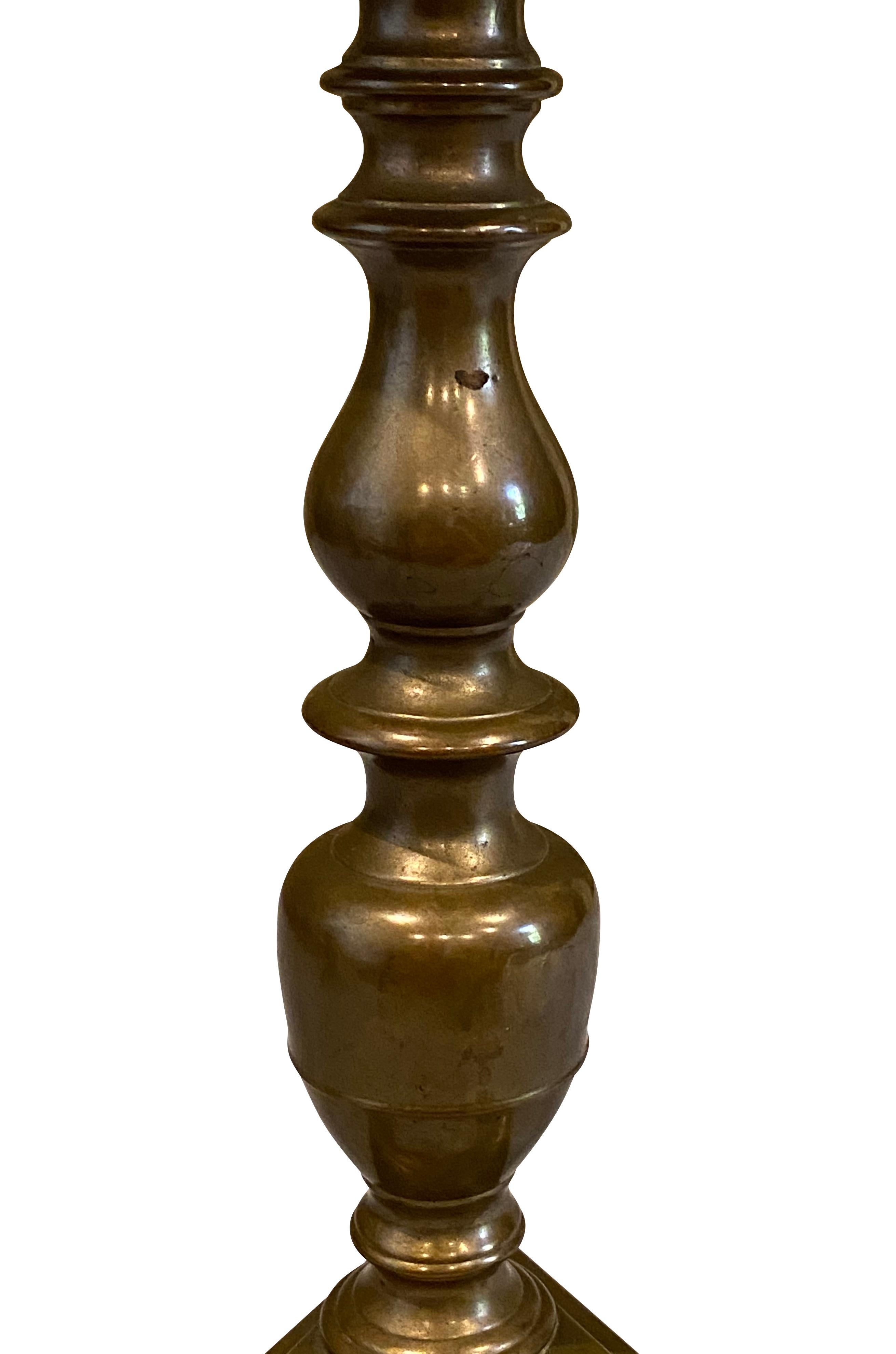 Bronzo Coppia di candelabri barocchi in bronzo in vendita